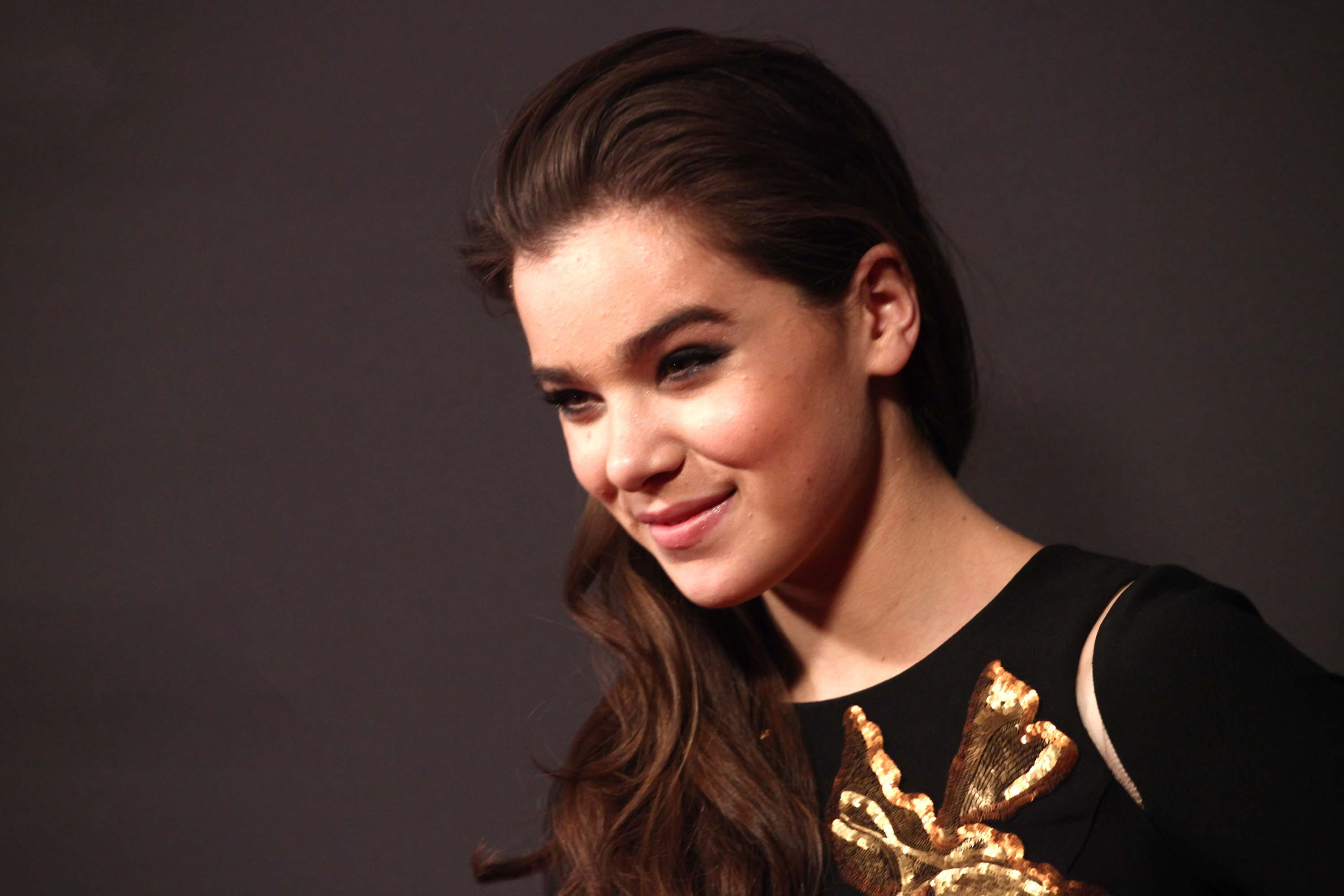 Hot Hailee Steinfeld Portrait Wallpapers