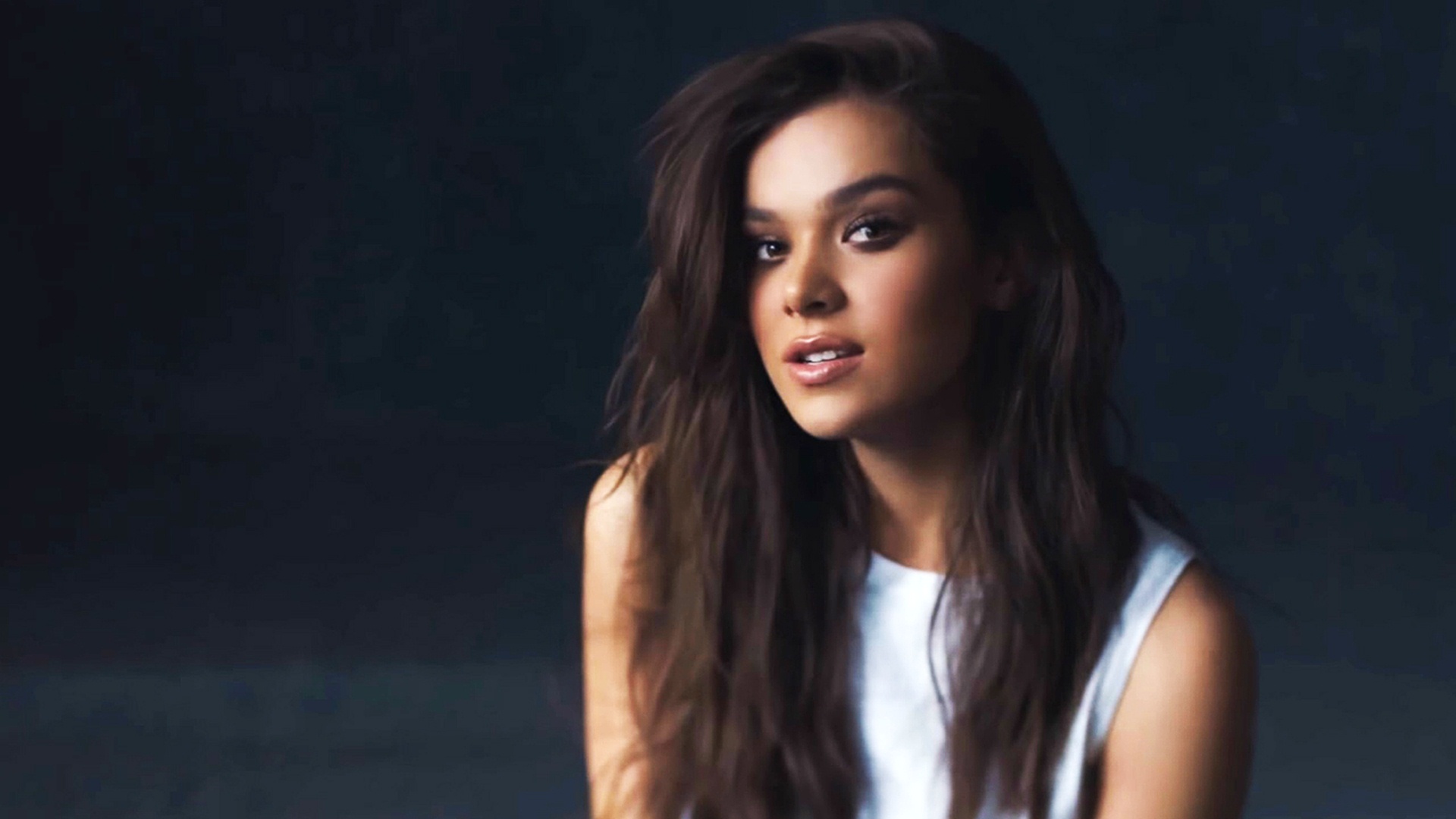 Hot Hailee Steinfeld Portrait Wallpapers