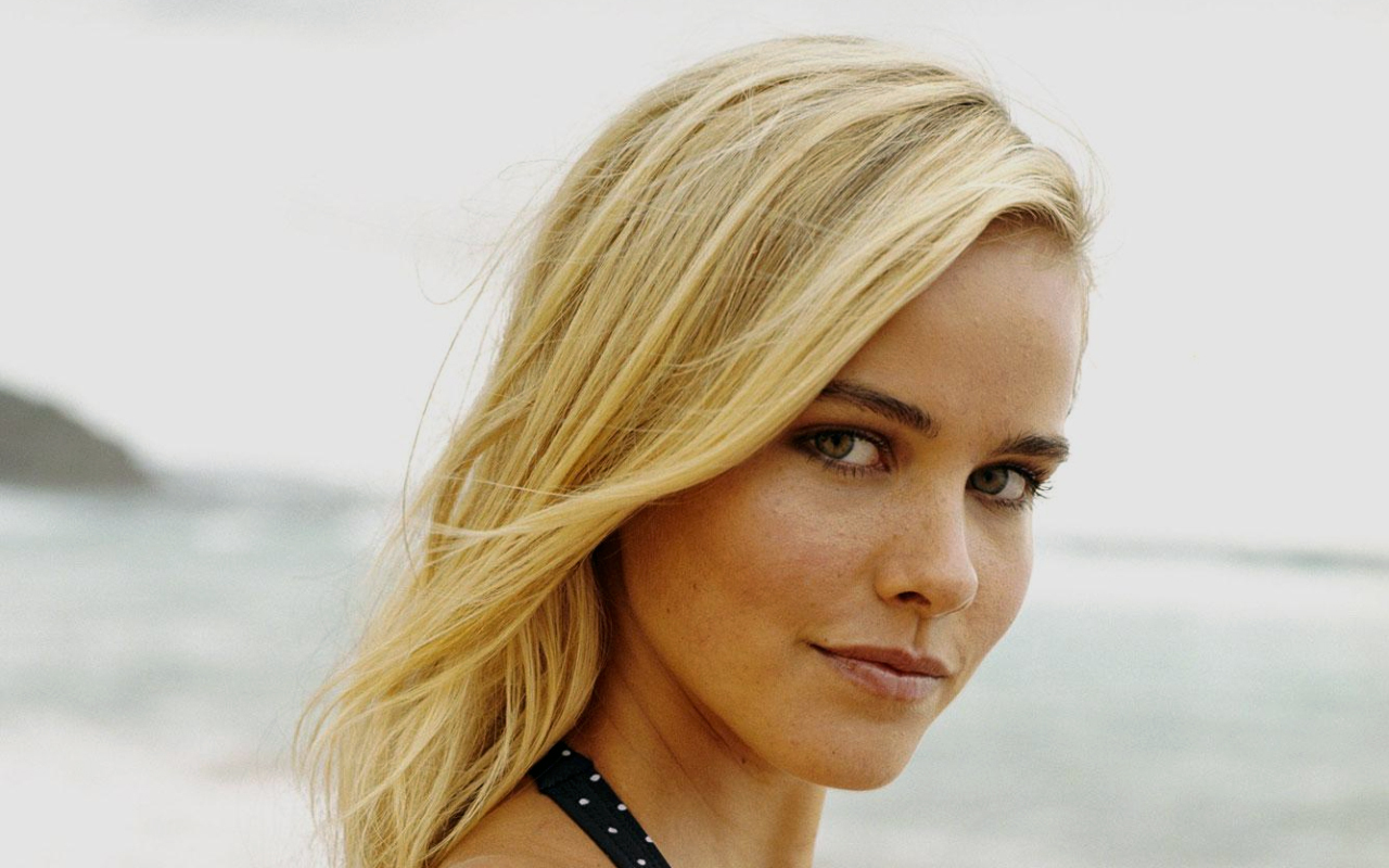 Isabel Lucas Cute In White Wallpapers