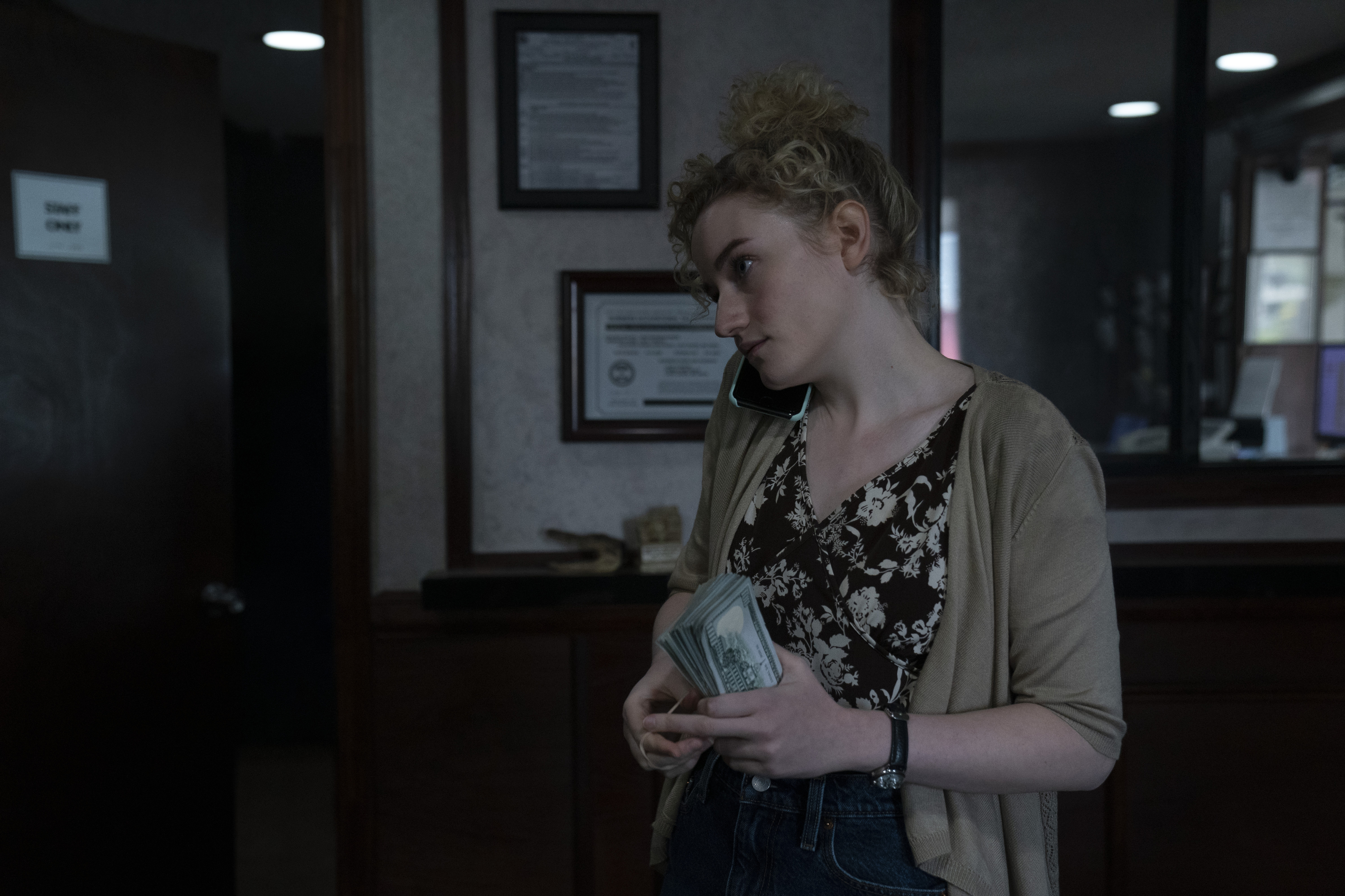 Julia Garner Ozark Actress Wallpapers