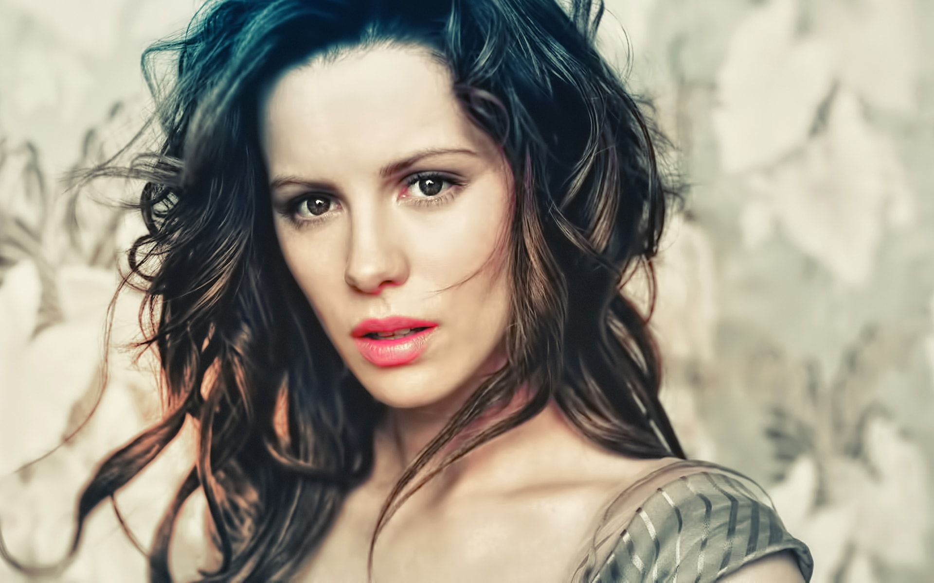 Kate Beckinsale Cute Pose Wallpapers