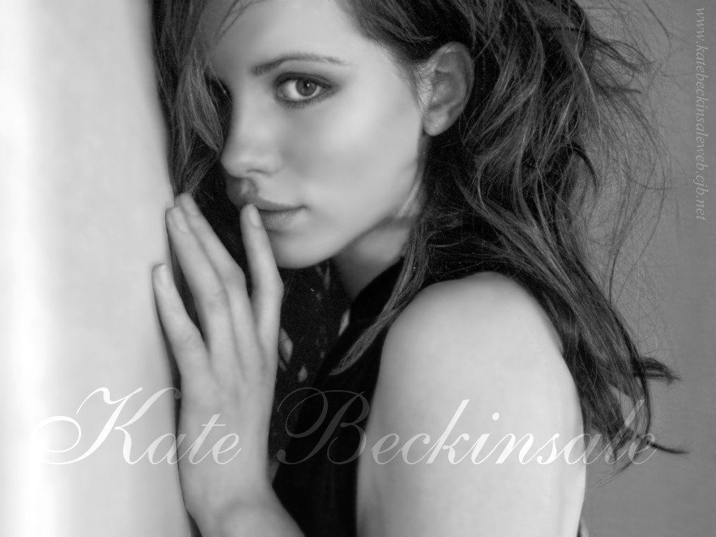 Kate Beckinsale Cute Pose Wallpapers