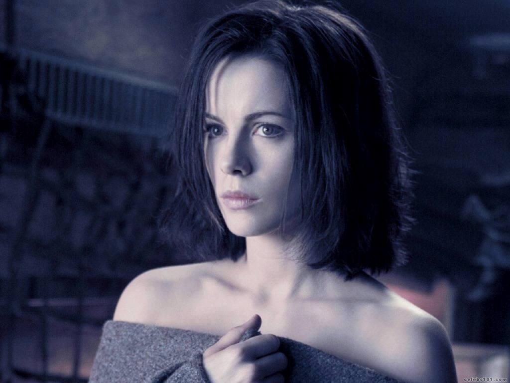 Kate Beckinsale Cute Pose Wallpapers