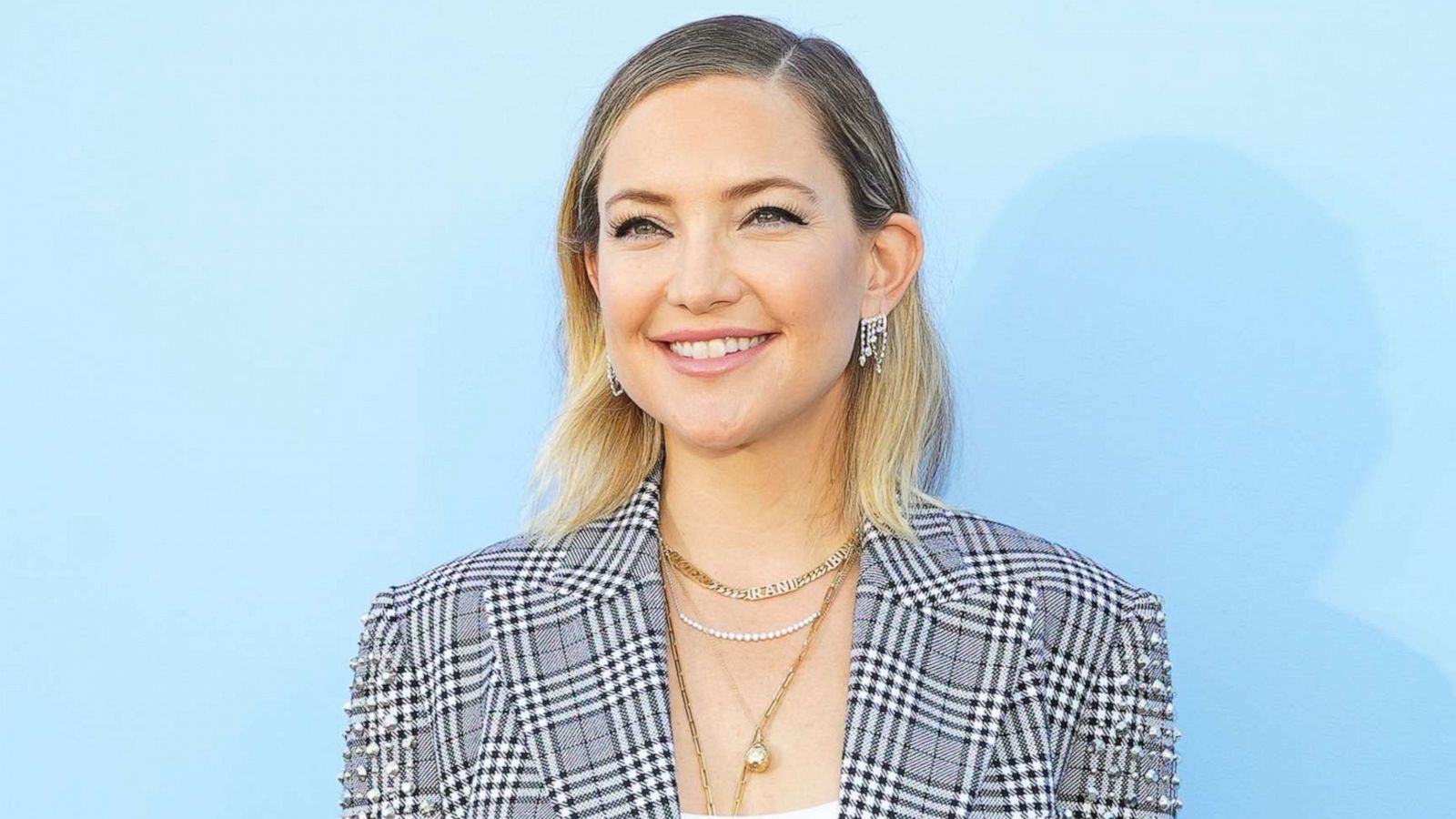 Kate Hudson Suit Images Wallpapers