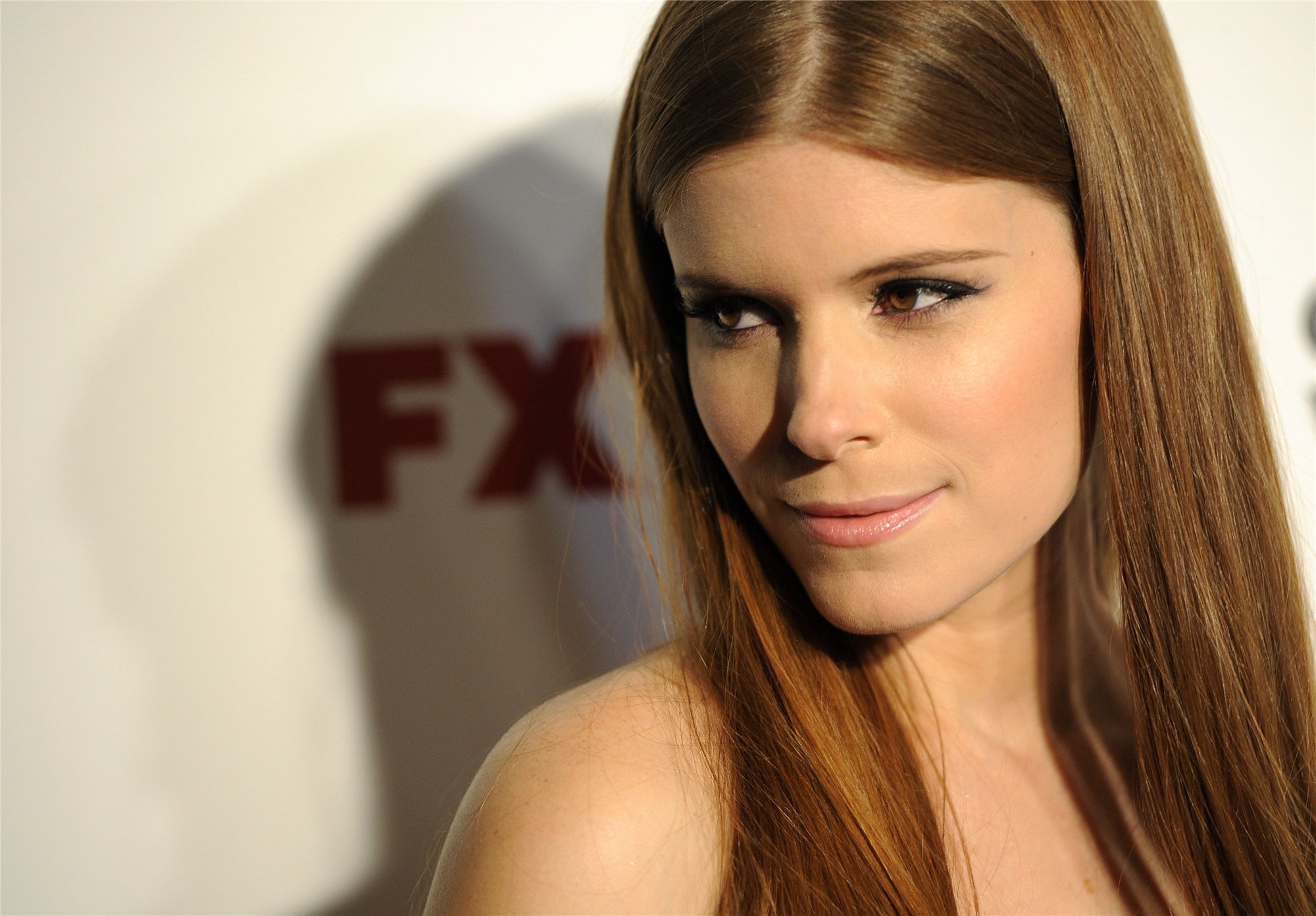 Kate Mara With Cigaratee Wallpapers