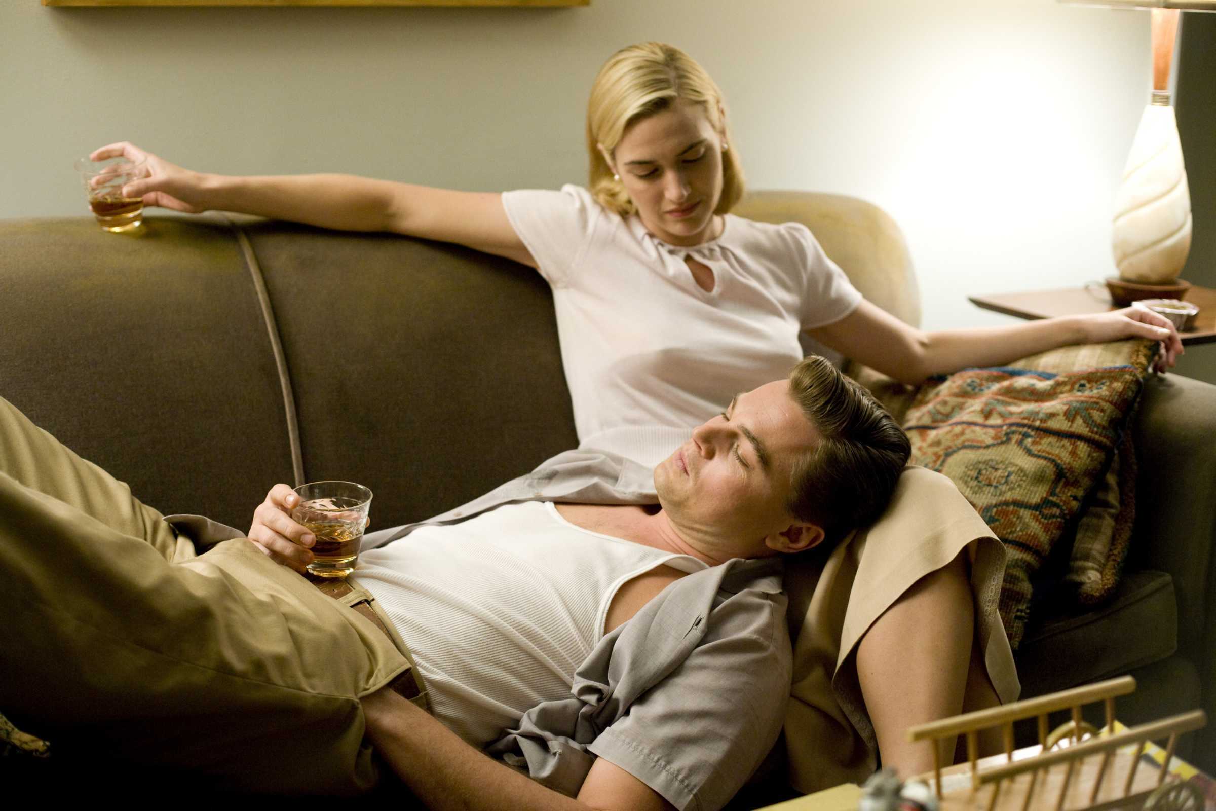 Kate Winslet On Sofa Images Wallpapers