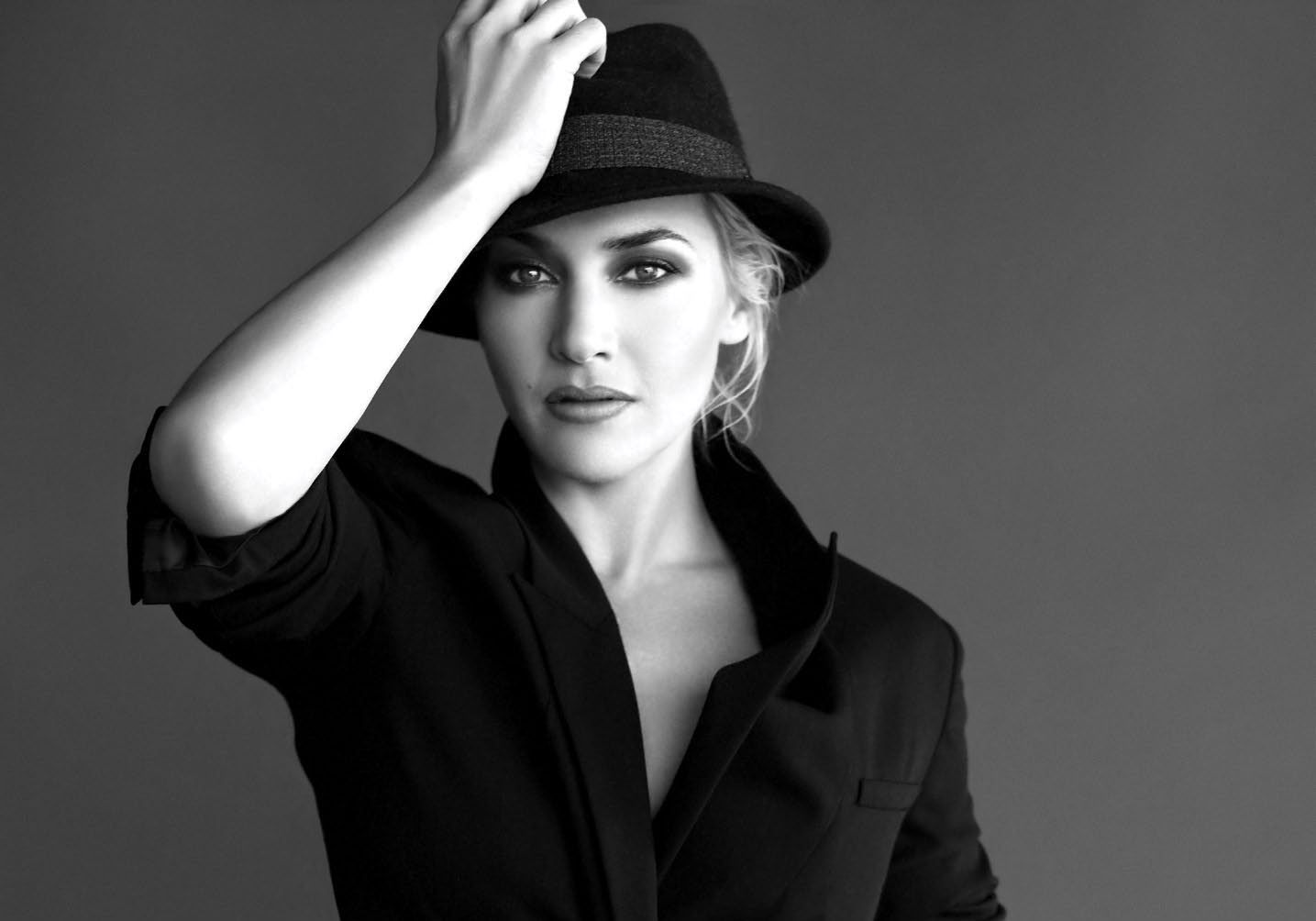 Kate Winslet White Suit Images Wallpapers