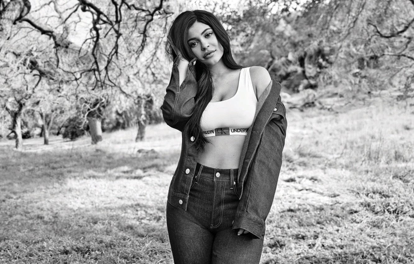 Kylie Jenner Monochrome Wallpapers