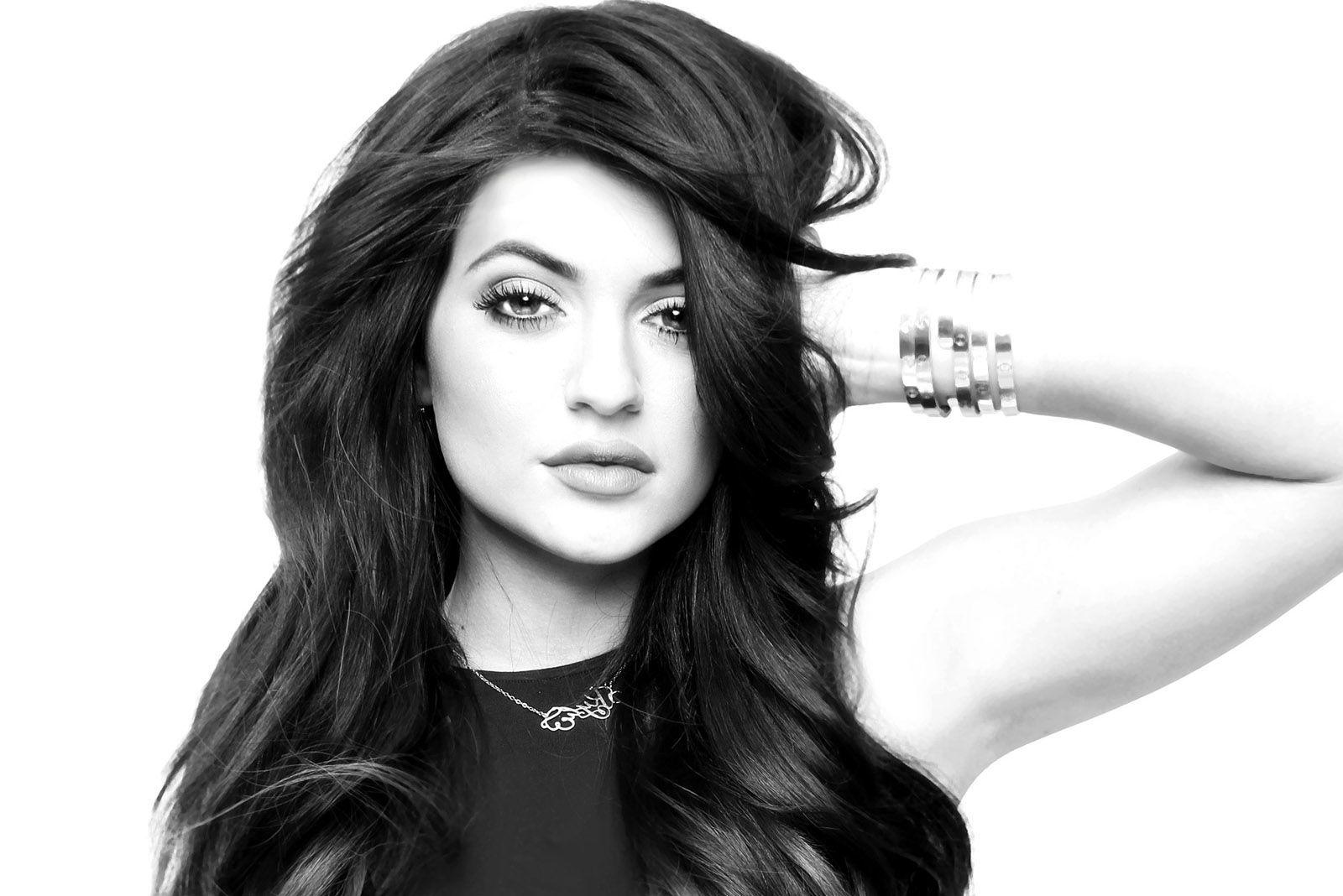 Kylie Jenner Monochrome Wallpapers