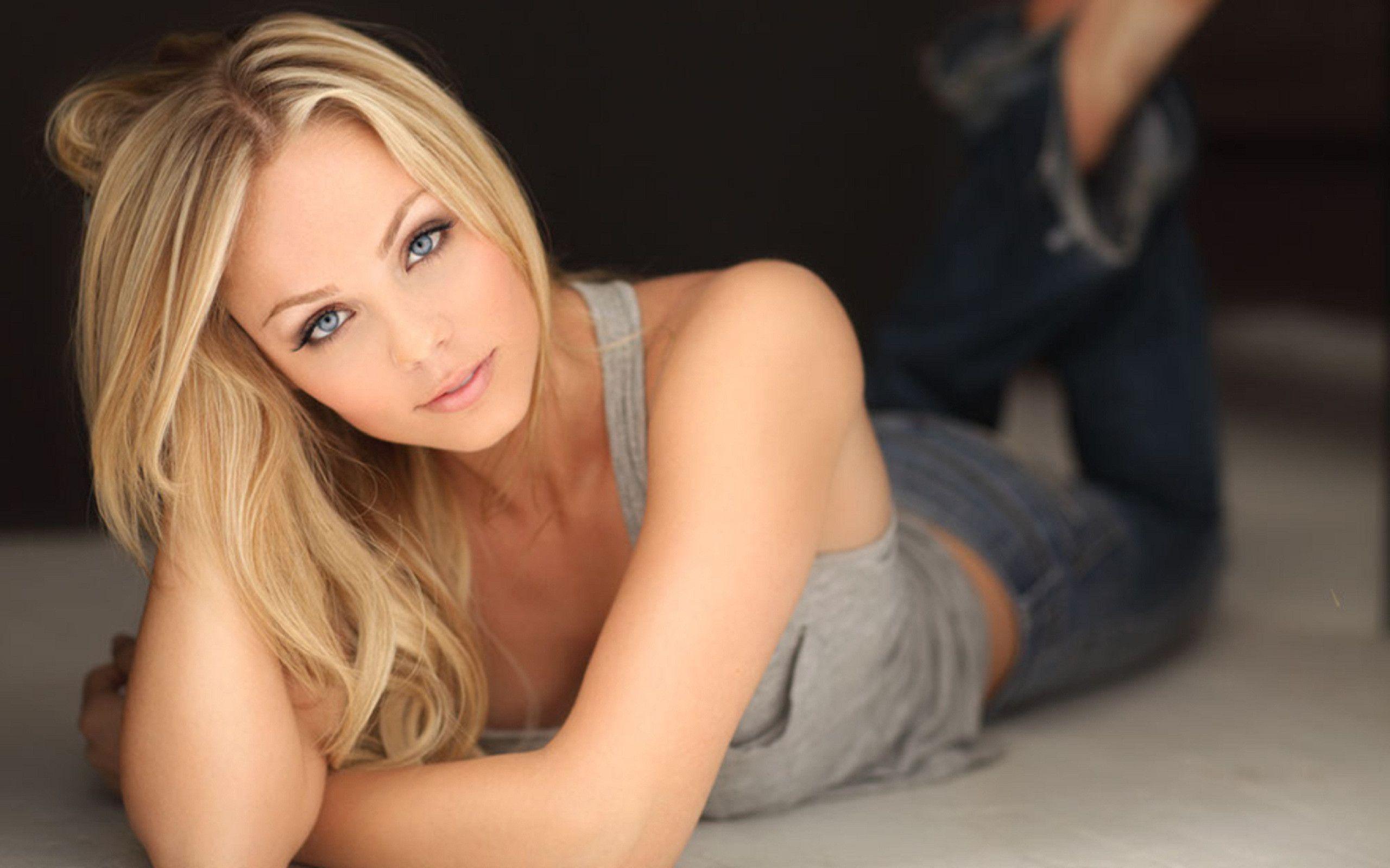 Laura Vandervoort Wallpapers