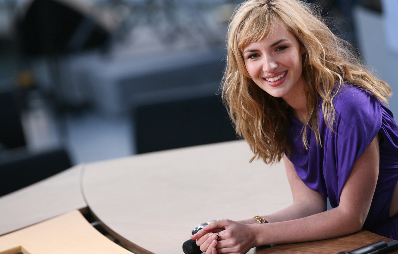 Louise Bourgoin Wallpapers