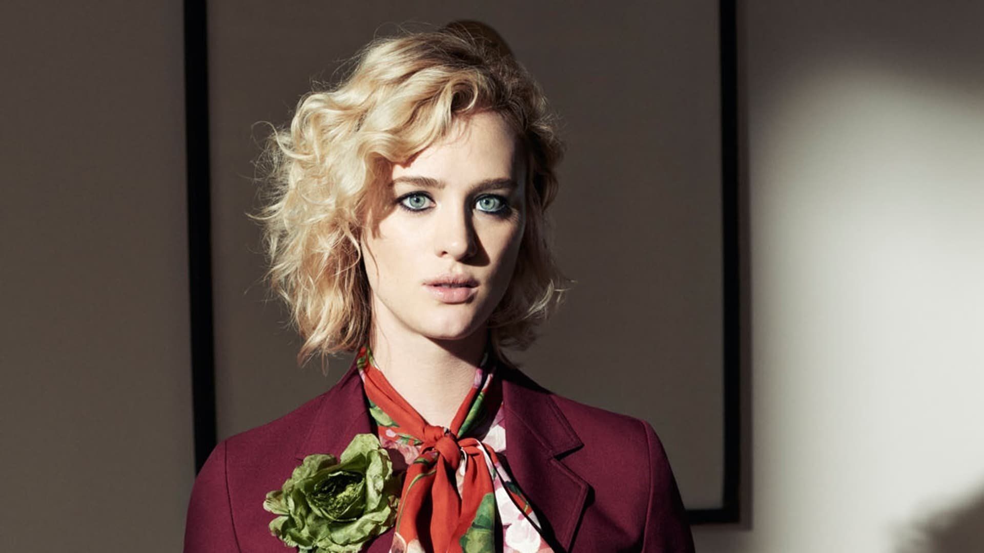 Mackenzie Davis Actress Photoshoot Wallpapers