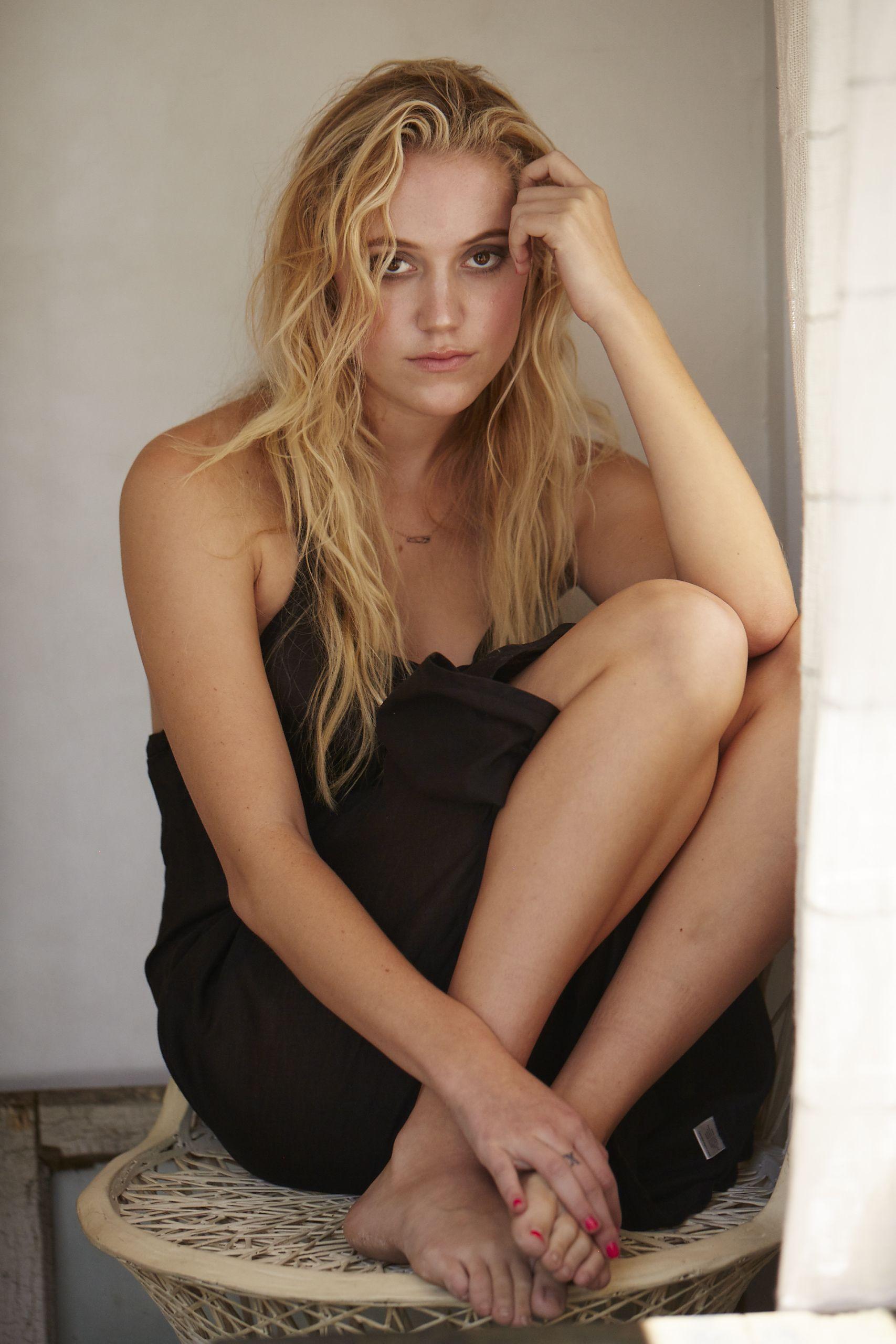 Maika Monroe Wallpapers