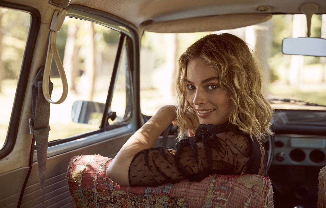 Margot Robbie Beautiful Smile Wallpapers