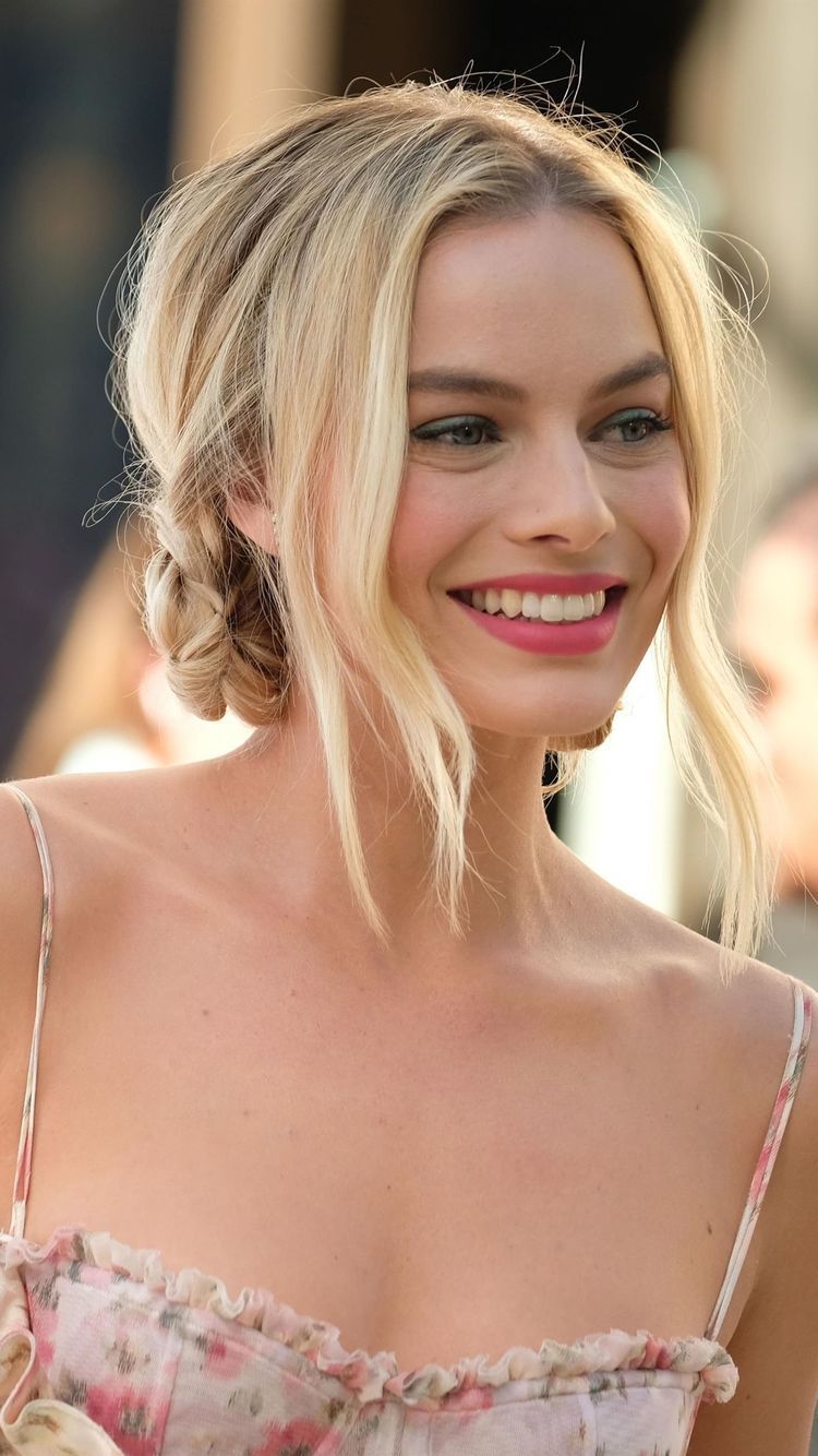 Margot Robbie Cute Wallpapers