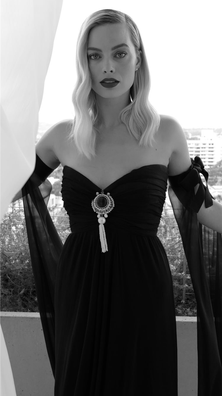 Margot Robbie Hot Monochrome Wallpapers