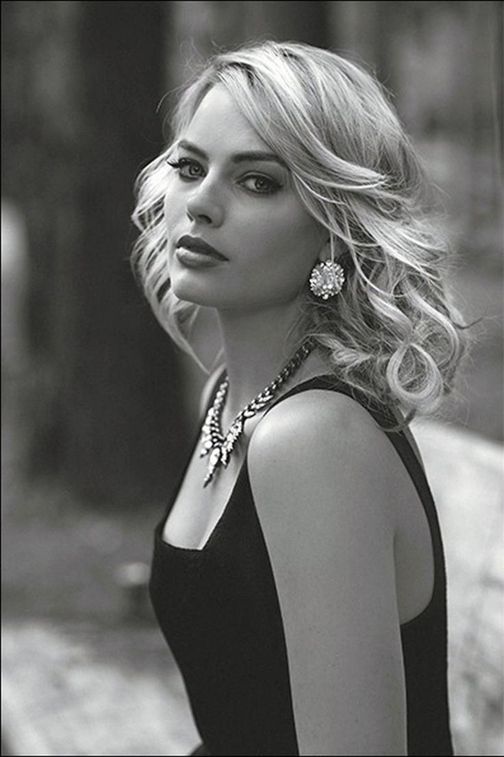 Margot Robbie Hot Monochrome Wallpapers