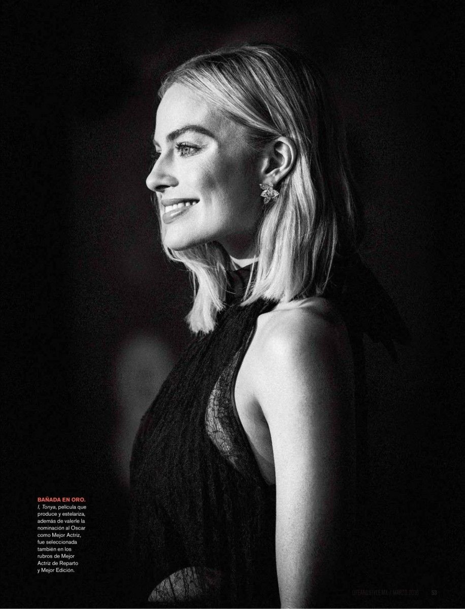 Margot Robbie Hot Monochrome Wallpapers