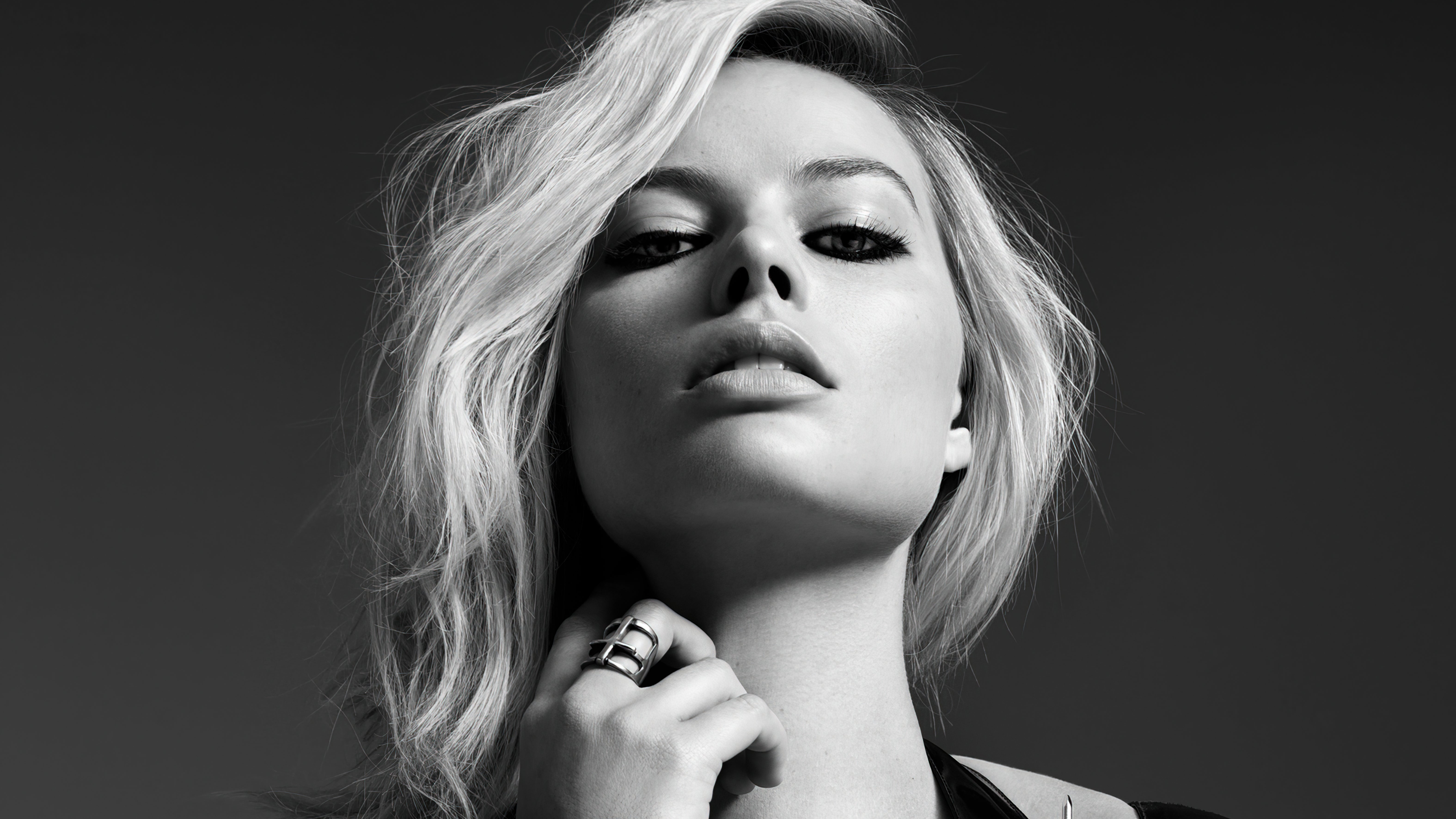 Margot Robbie Monochrome Wallpapers