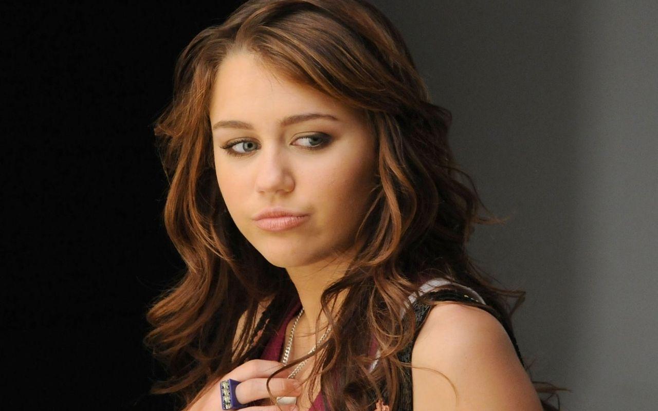 Miley Cyrus Cute 2017 Wallpapers