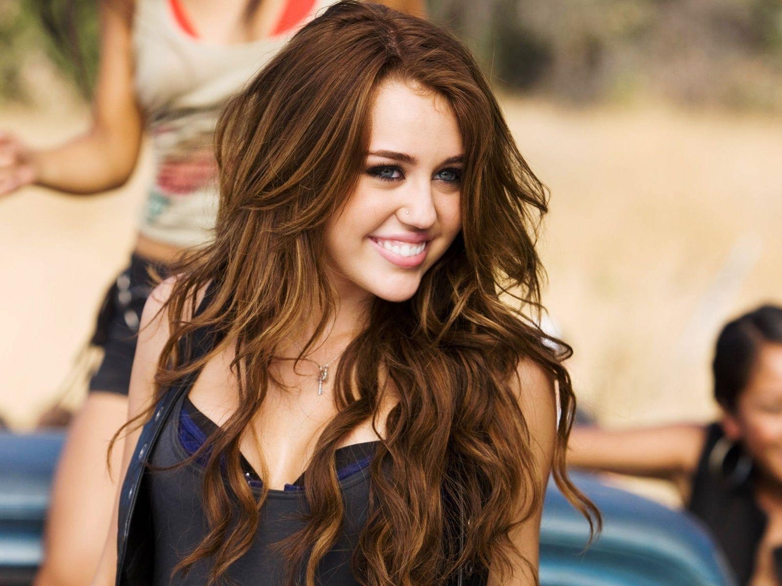 Miley Cyrus Cute 2017 Wallpapers