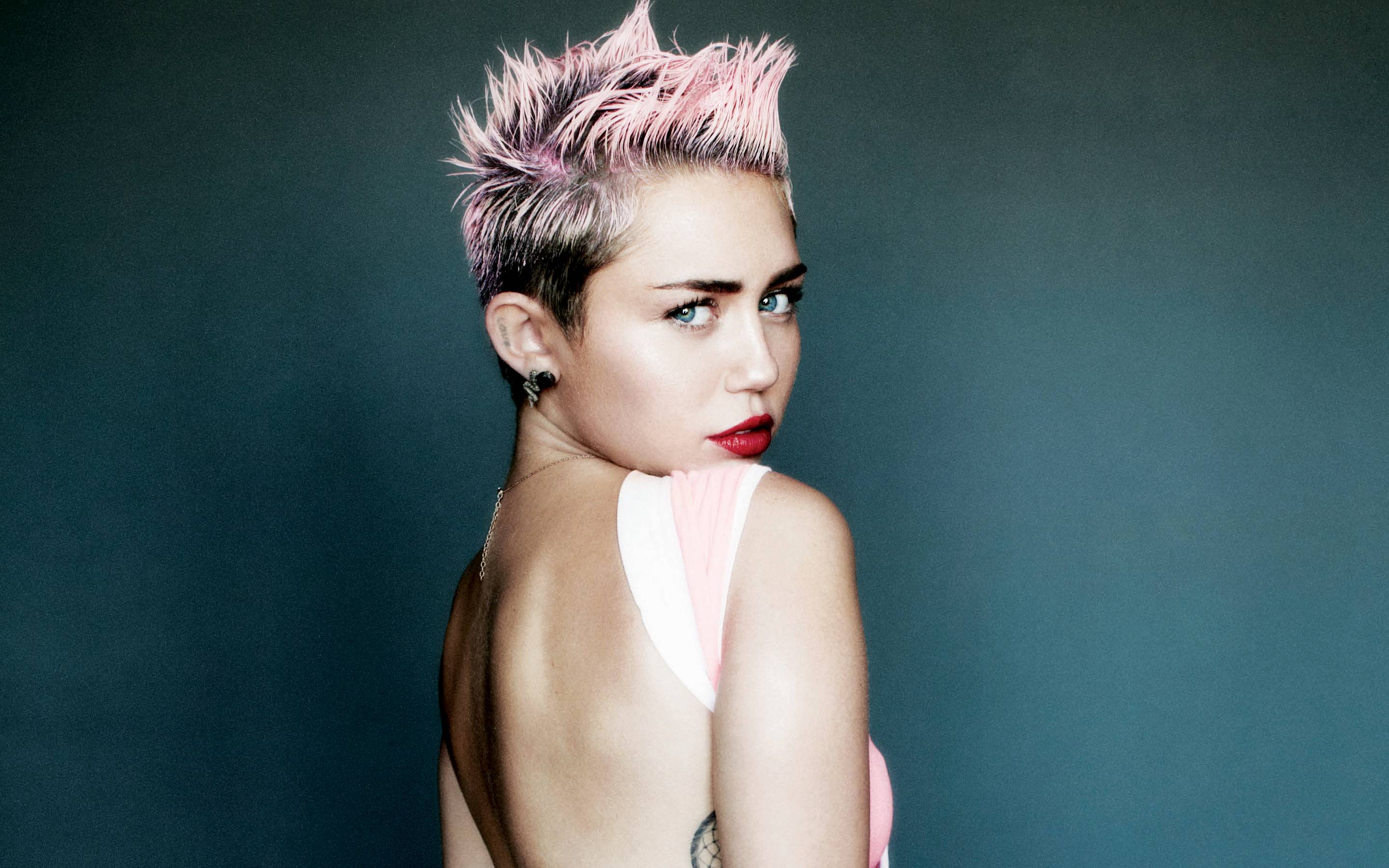 Miley Cyrus Face 2020 Wallpapers