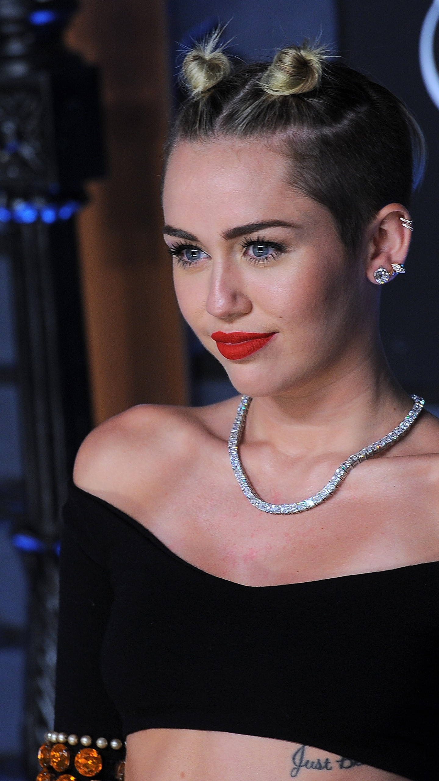 Miley Cyrus Face 2020 Wallpapers