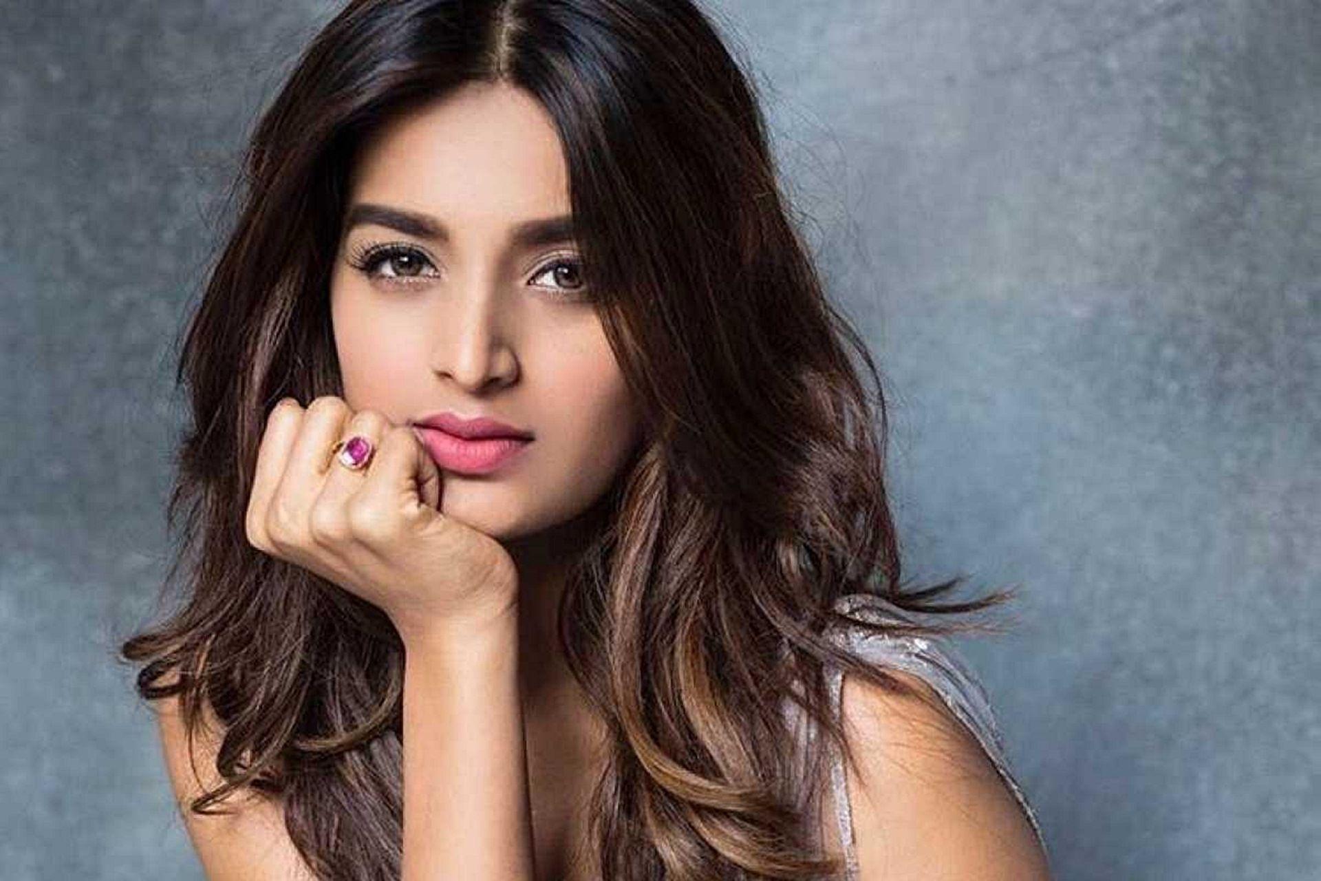 Nidhhi Agerwal Wallpapers