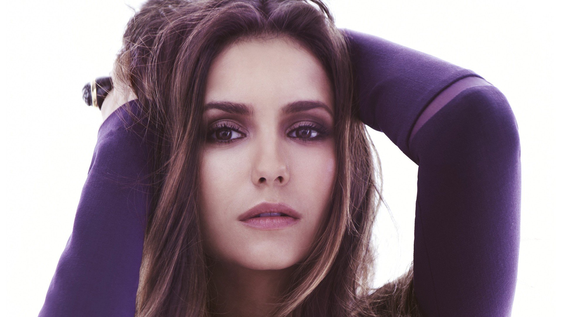 Nina Dobrev In Vampire Diaries Tv Show Wallpapers