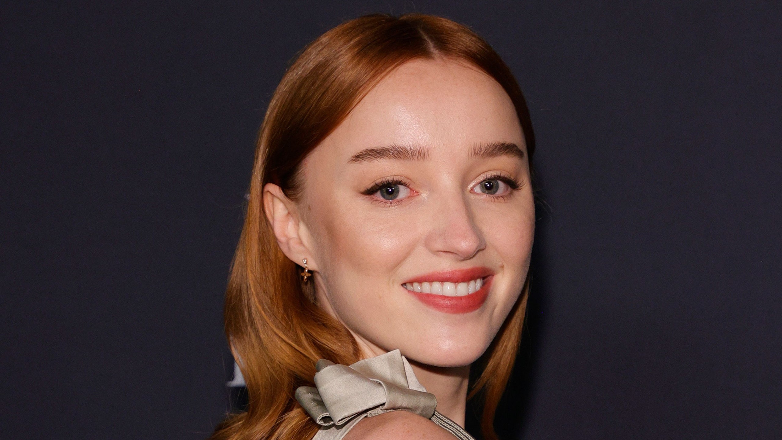 Phoebe Dynevor Actress 2021 Wallpapers