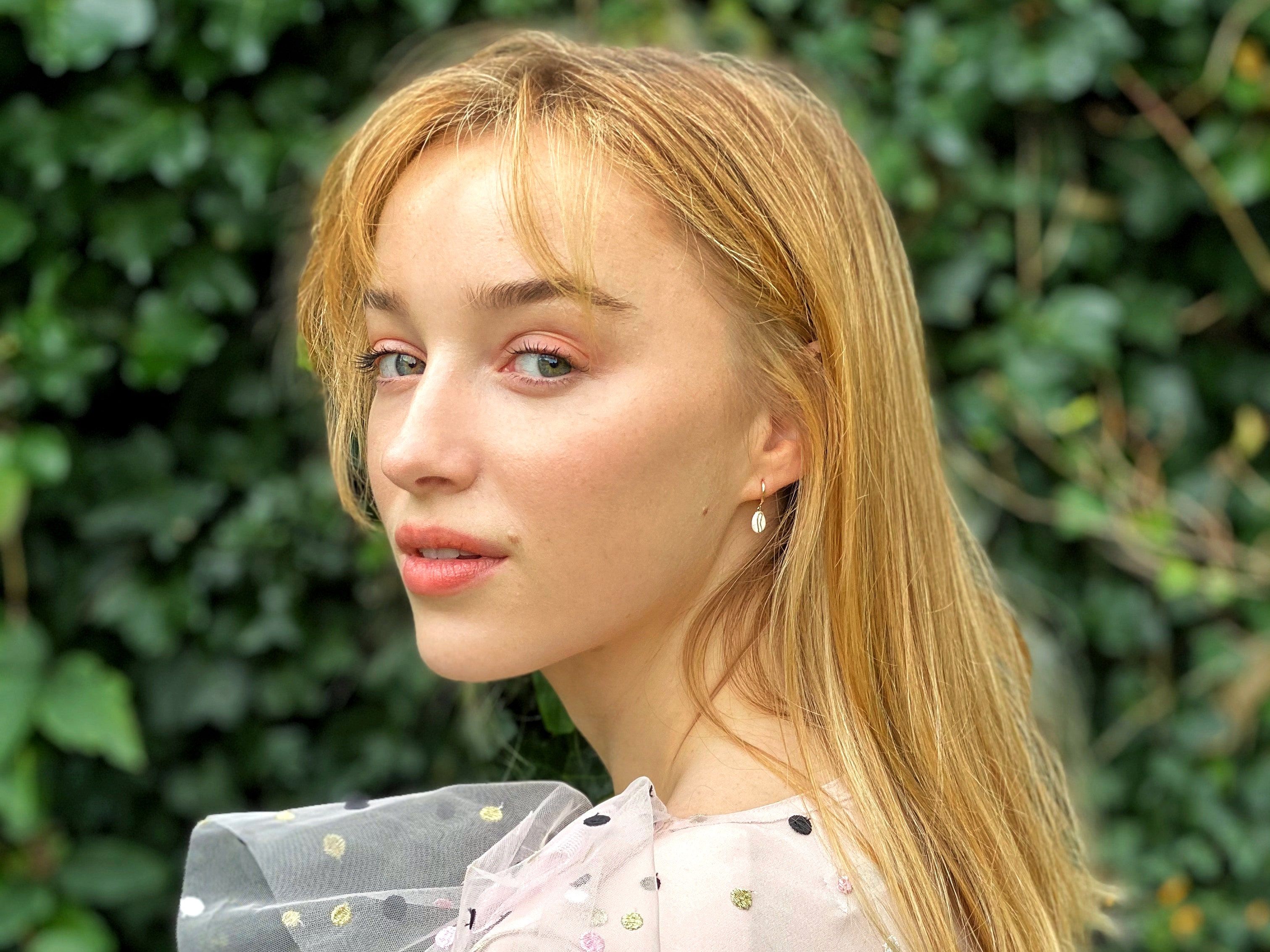 Phoebe Dynevor Red Wallpapers