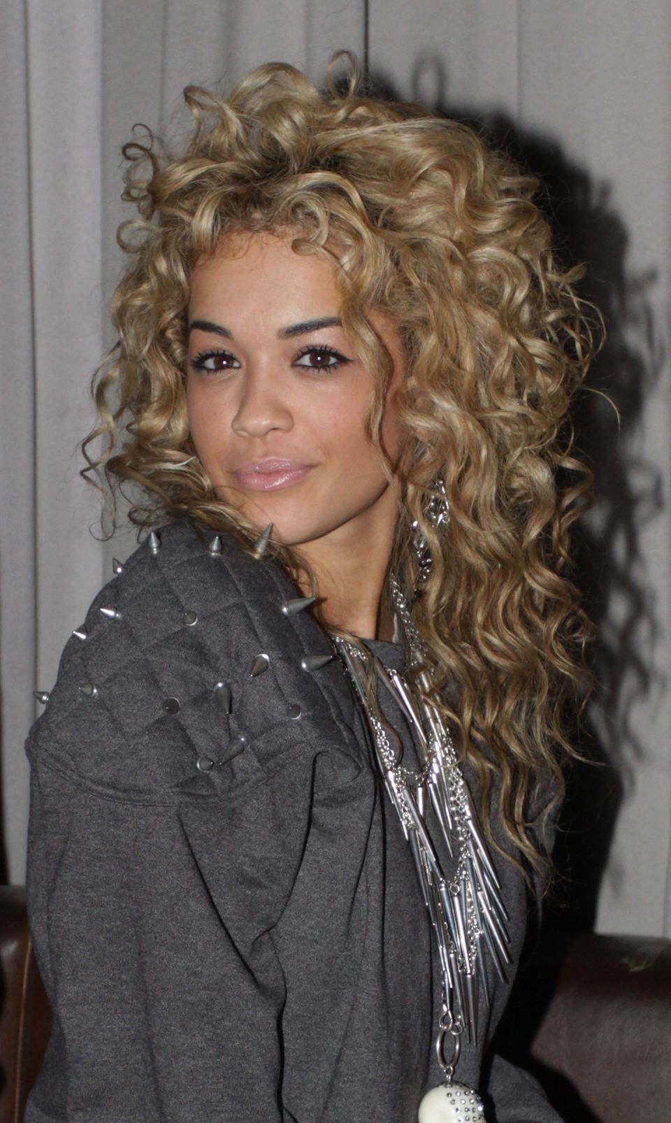 rita ora, singer, gloves Wallpapers