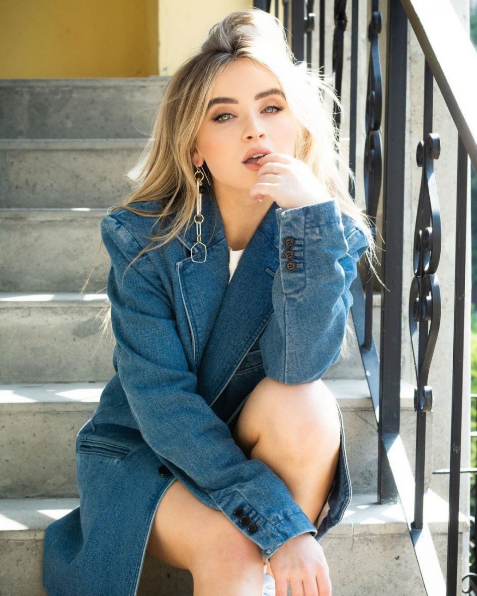 Sabrina Carpenter Cute Photoshoot Wallpapers