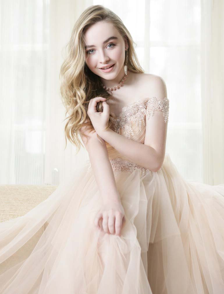 Sabrina Carpenter Cute Photoshoot Wallpapers