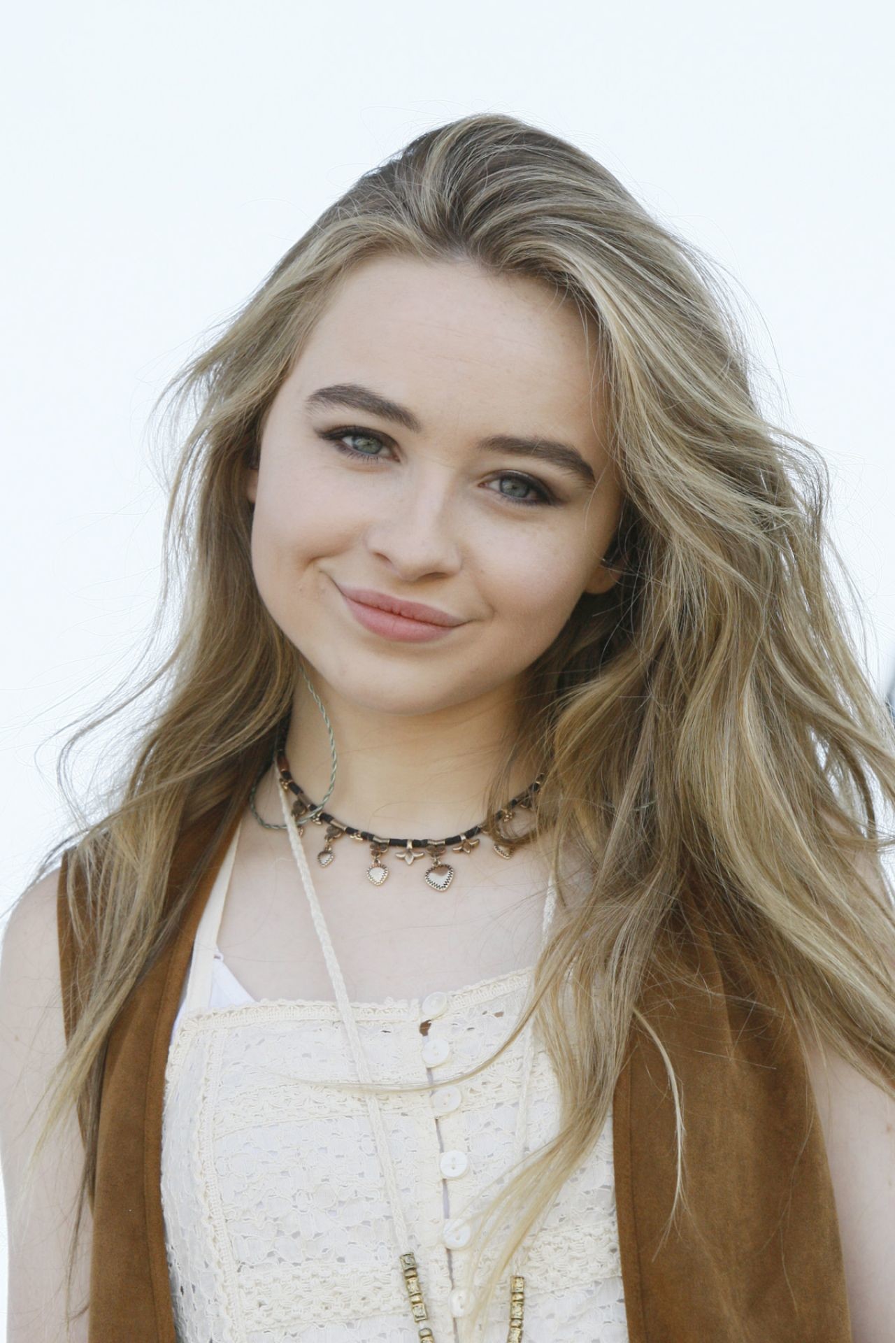 Sabrina Carpenter Cute Portrait Wallpapers