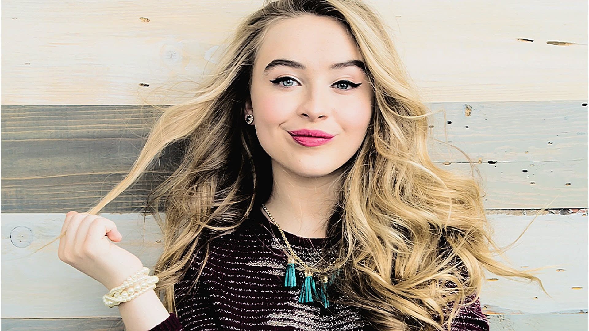 Sabrina Carpenter Cute Portrait Wallpapers