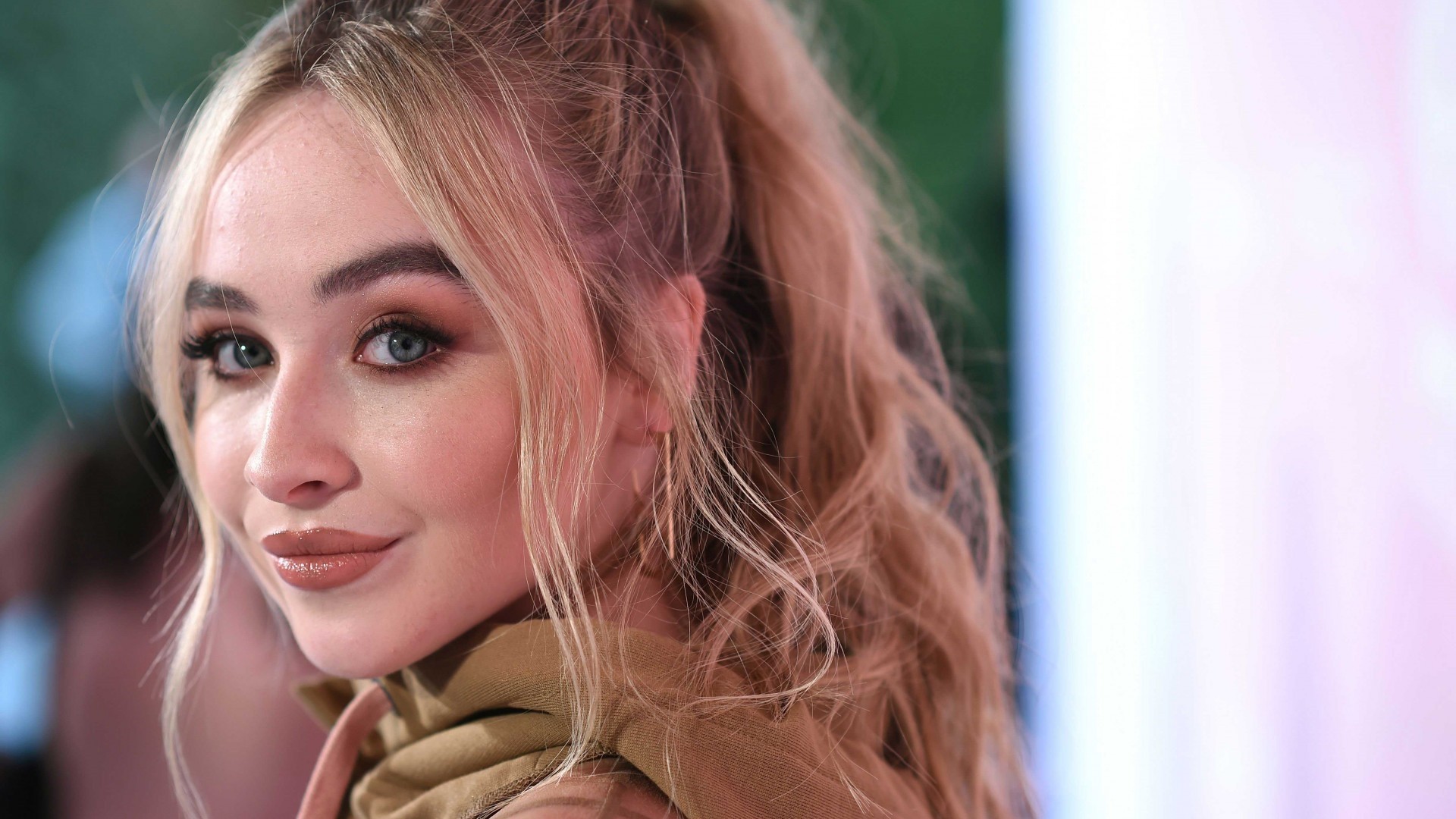 Sabrina Carpenter HD Wallpapers