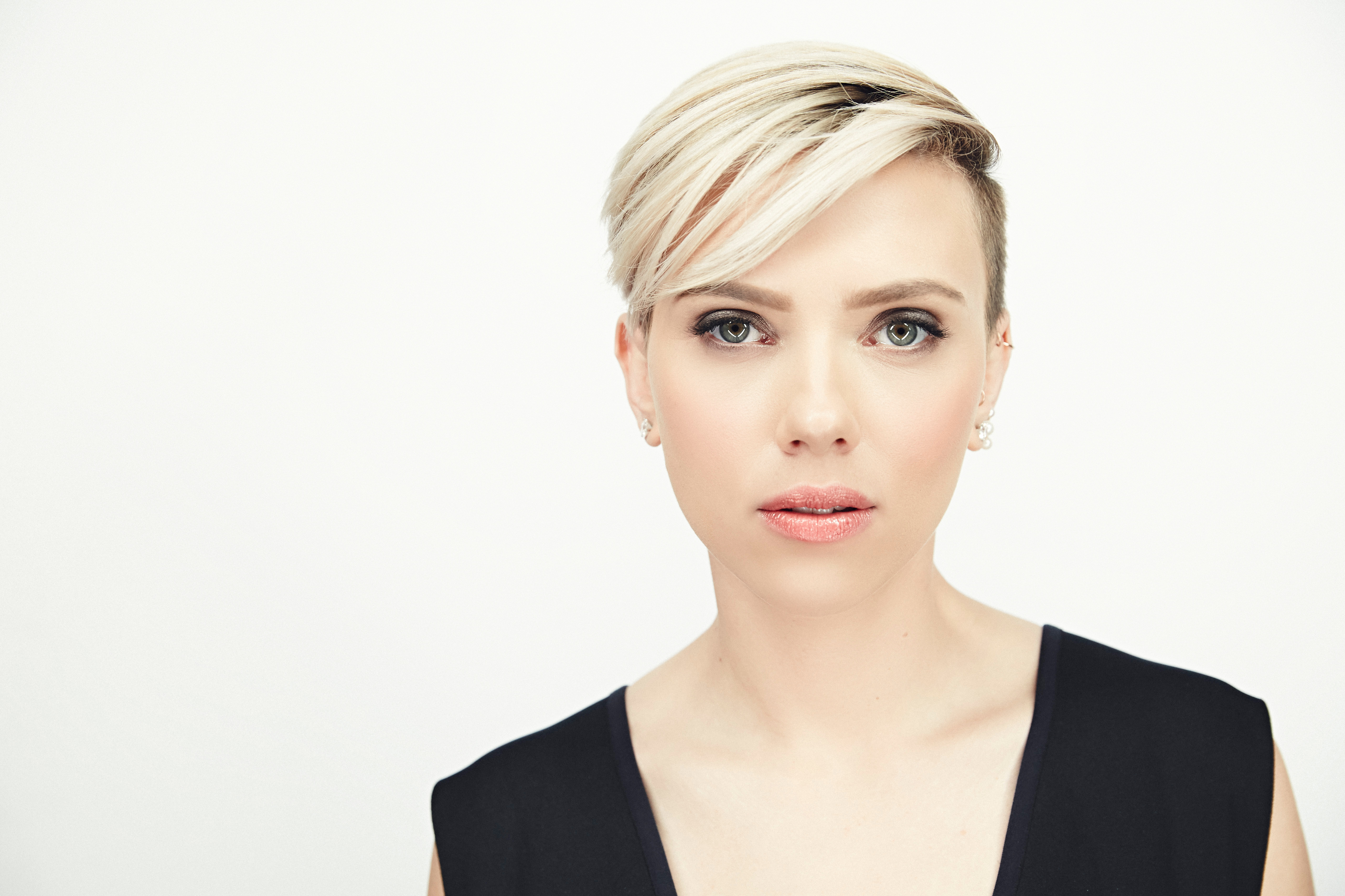 Scarlett Johansson in Short Hair Wallpapers