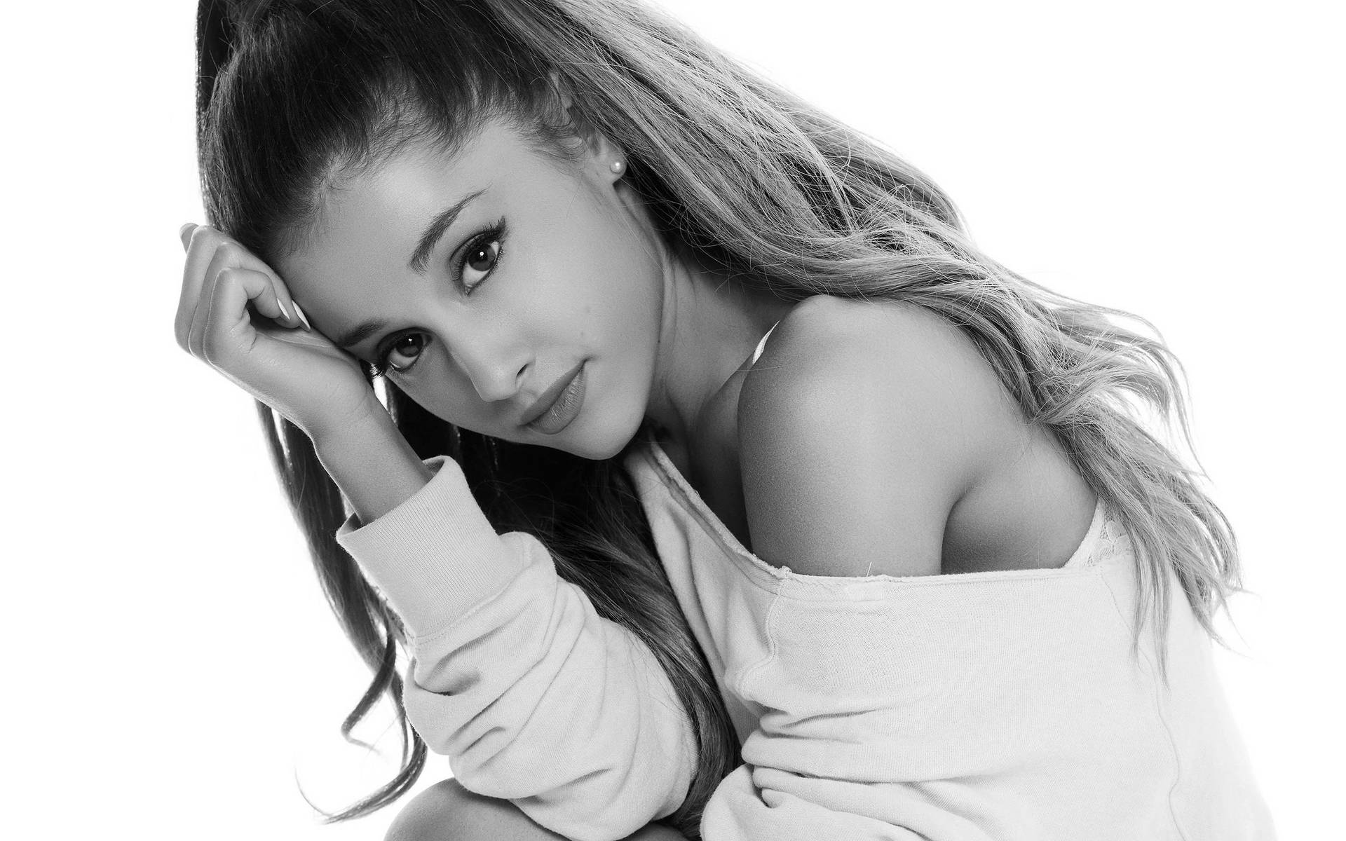 Singer Ariana Grande Wallpapers