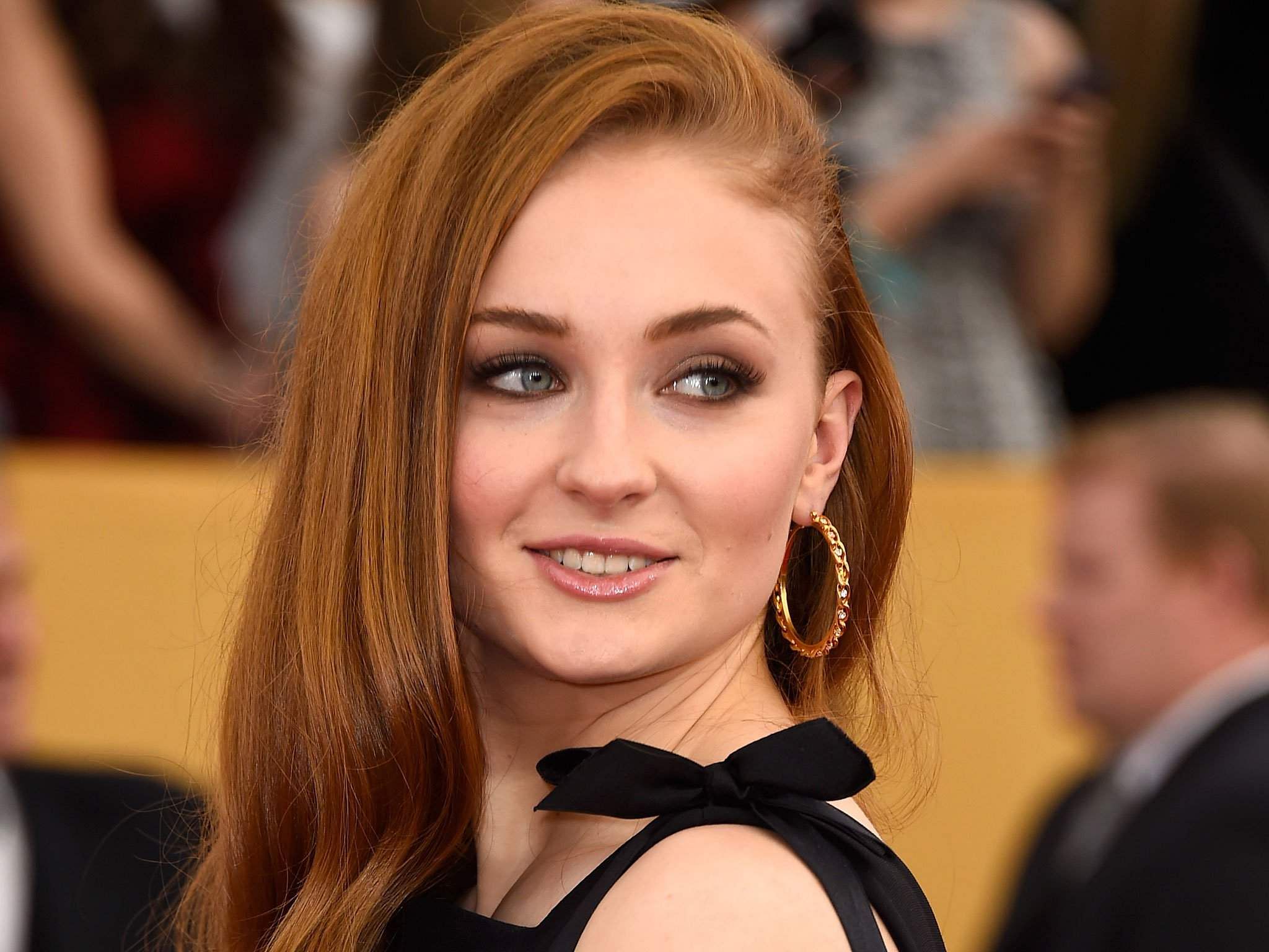 Sophie Turner The Wrap Wallpapers