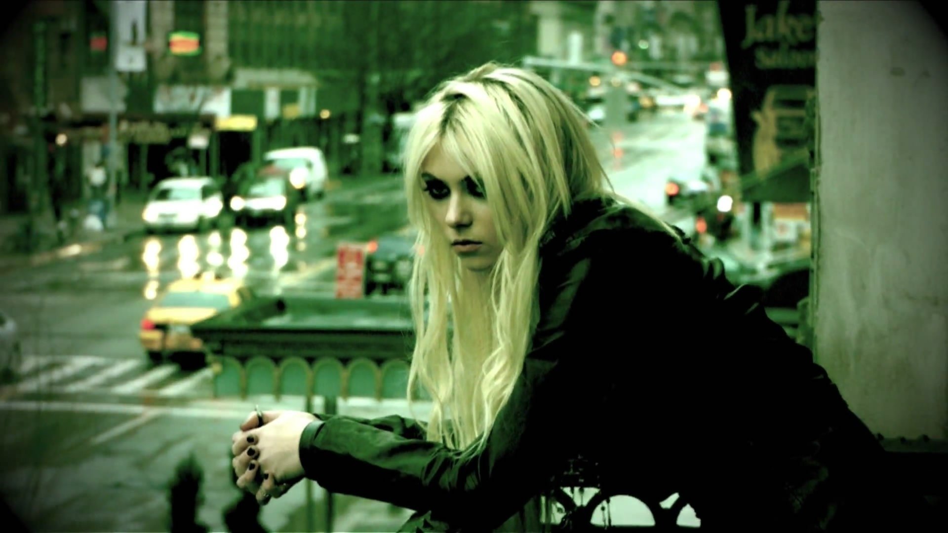 Taylor Momsen in Red Wallpapers