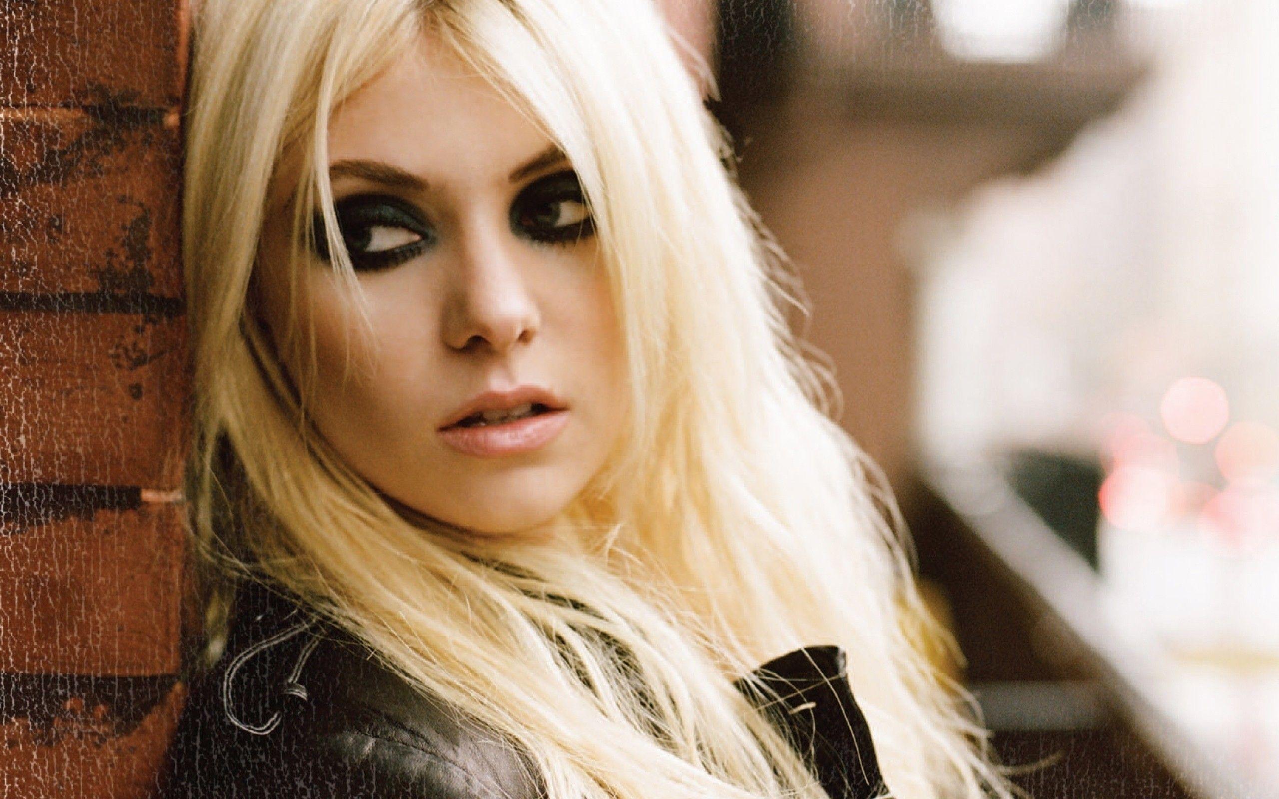 Taylor Momsen in Red Wallpapers