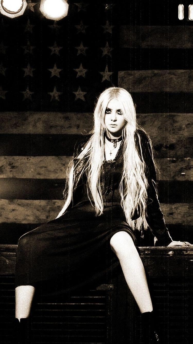 Taylor Momsen in Red Wallpapers