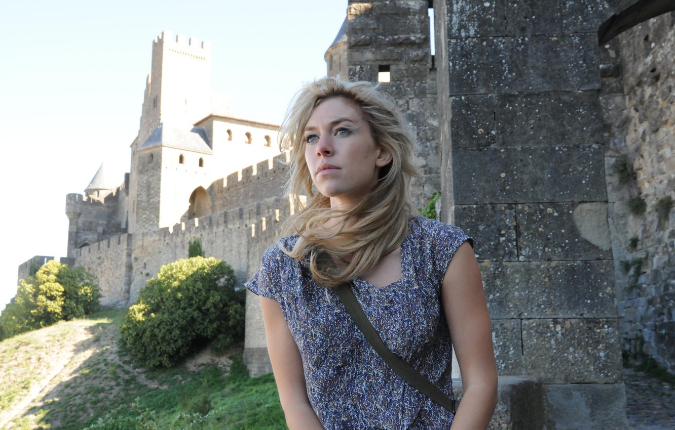 Vanessa Kirby Face Wallpapers