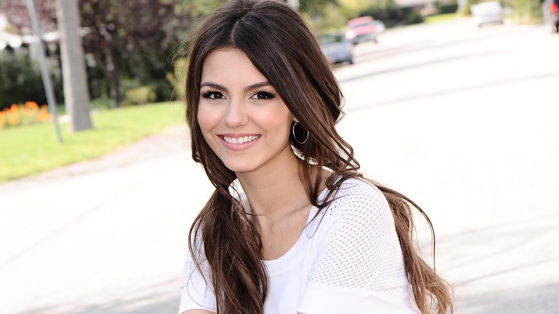 Victoria Justice Brunette And Singer Wallpapers