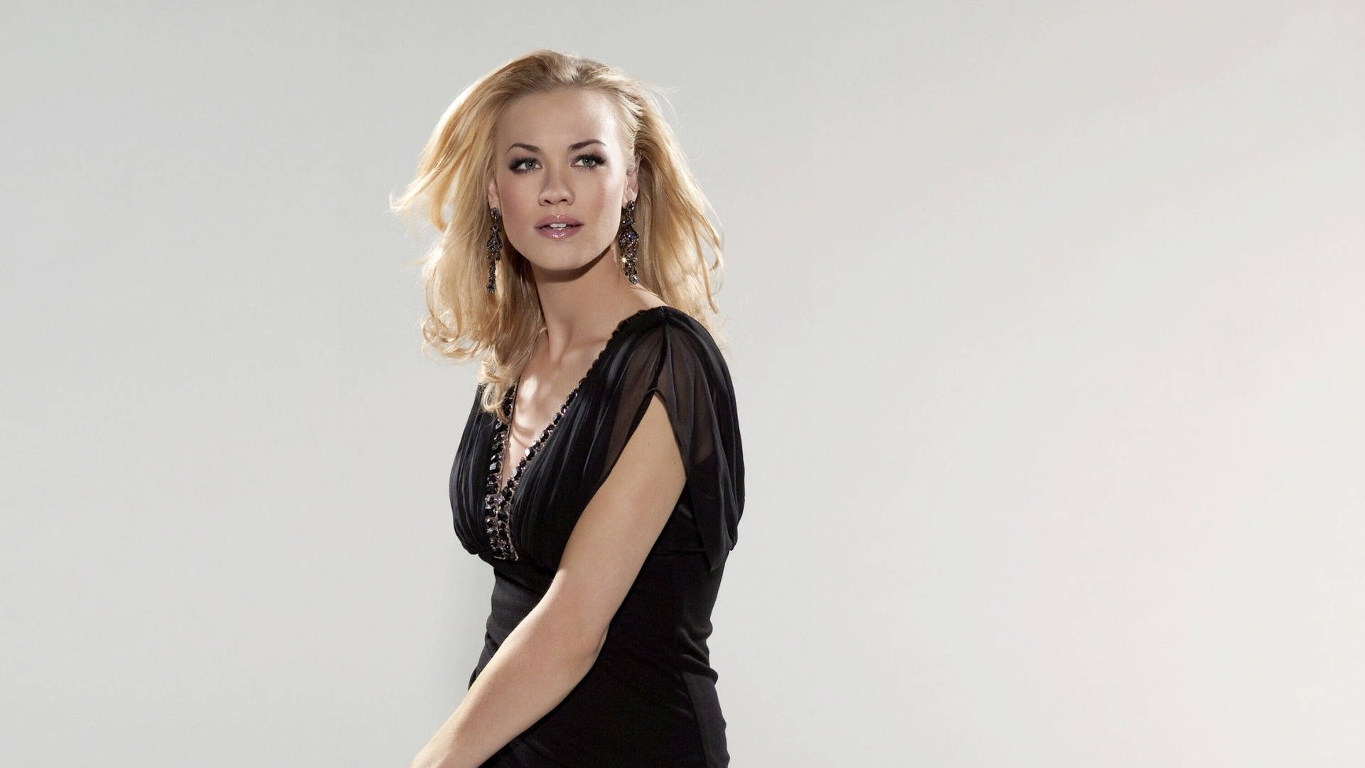 Yvonne Strahovski Wallpapers