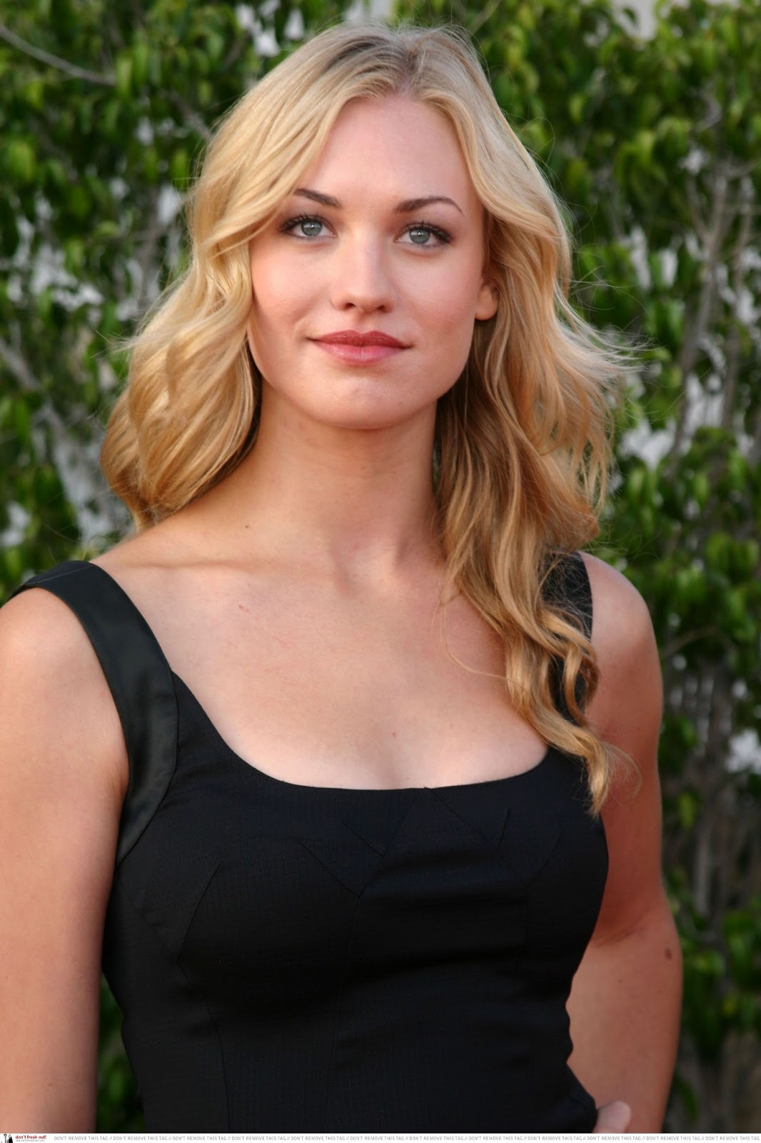 Yvonne Strahovski Hot Australian Wallpapers