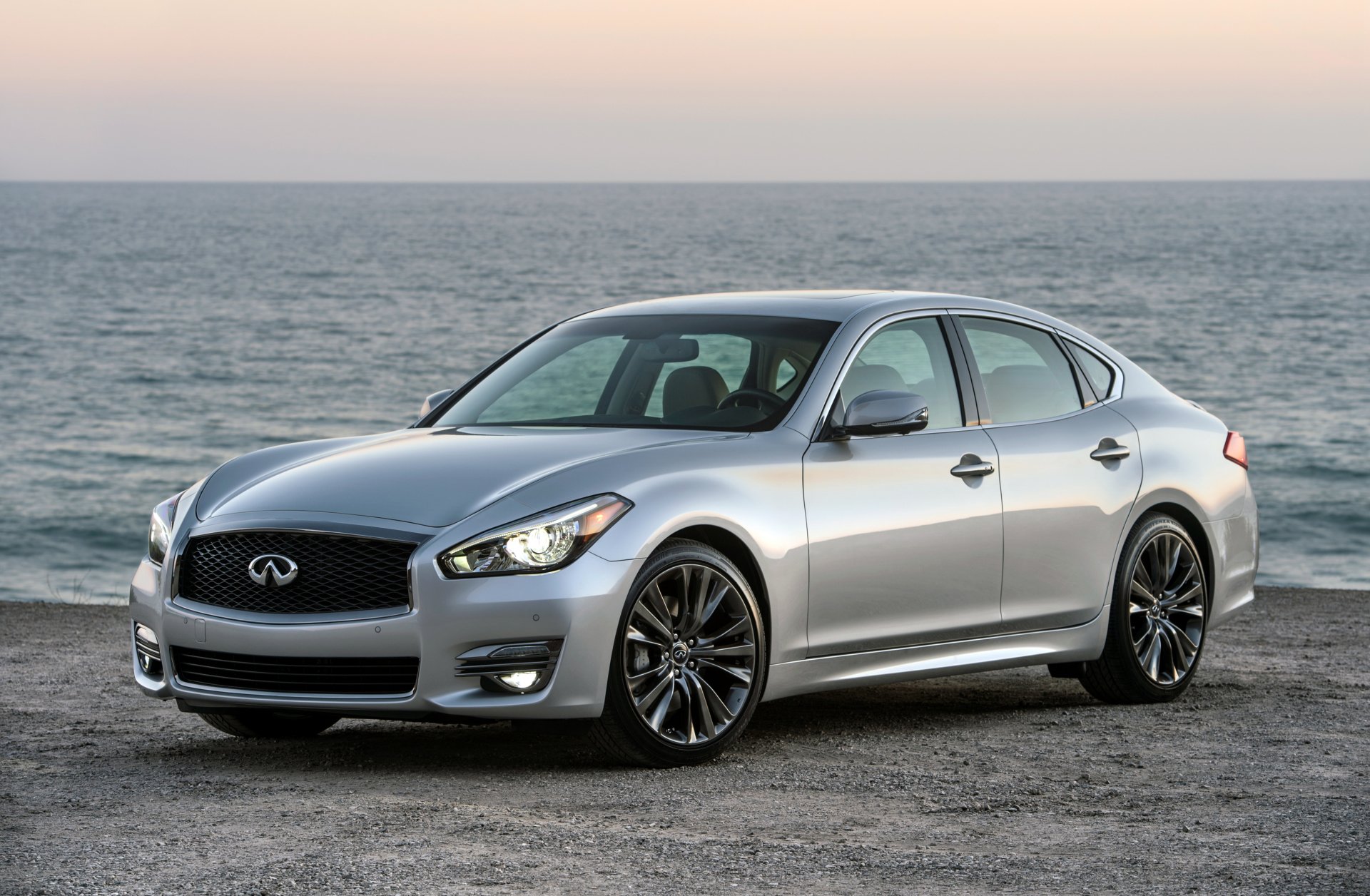 2015 Infiniti Q70 Wallpapers