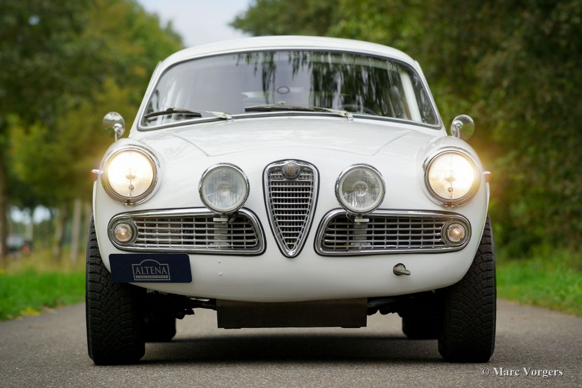 Alfa Romeo Giulietta Sprint Veloce Wallpapers