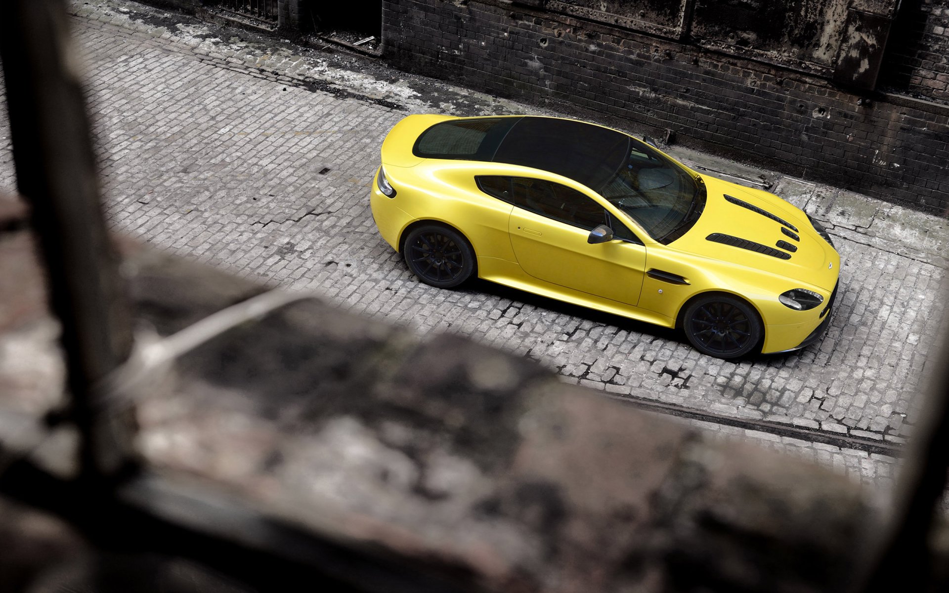 Aston Martin V8 Vantage Wallpapers